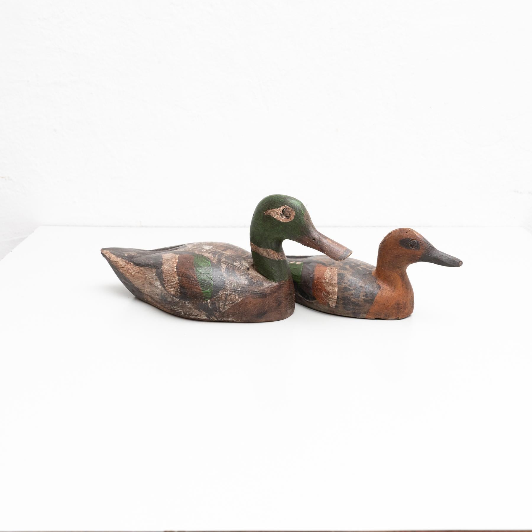 Set di due figure antiche di anatre in legno dipinte a mano del 1950 circa In condizioni buone in vendita a Barcelona, ES