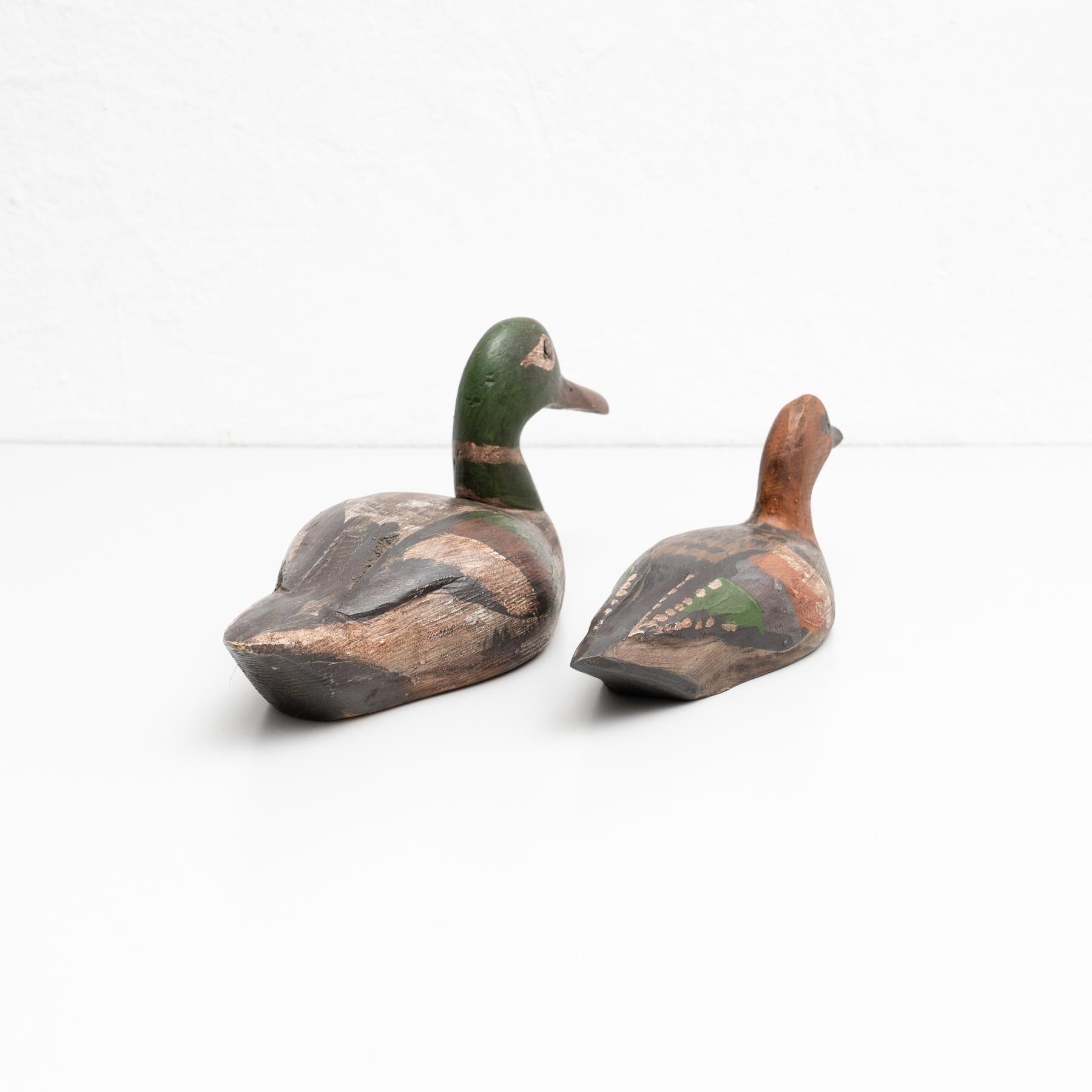Set of Two Antique Hand-Painted Wooden Duck Figures circa 1950 In Good Condition For Sale In Barcelona, Barcelona