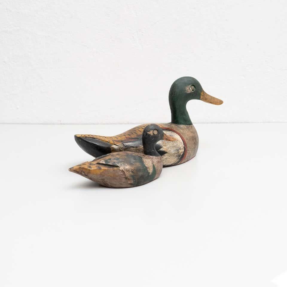 Bois Ensemble de deux canards anciens en bois peints à la main, vers 1950 en vente