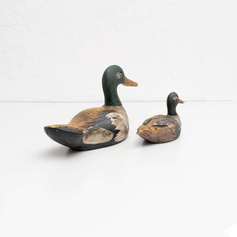 Ensemble de deux canards anciens en bois peints à la main, vers 1950 en vente 1