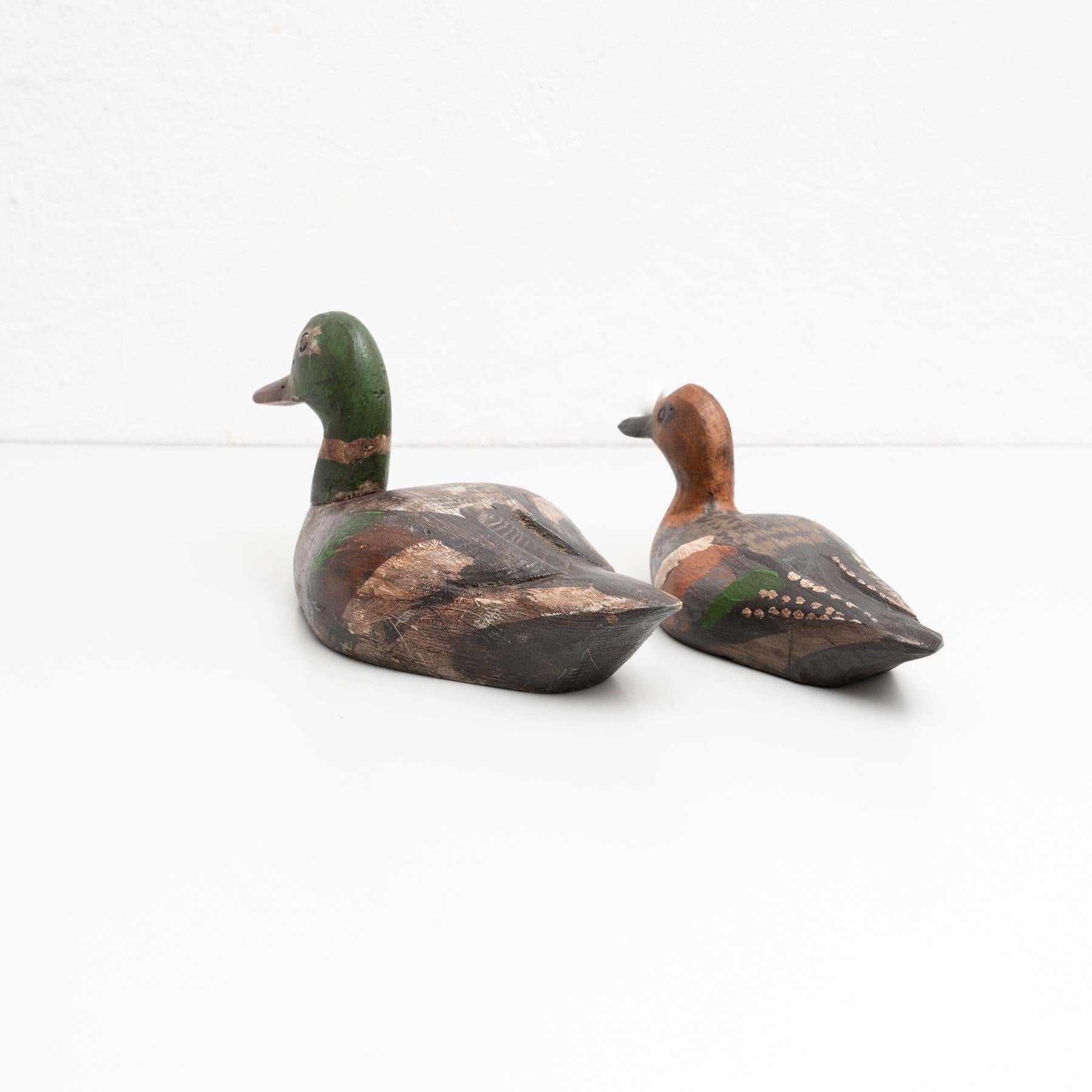 Set di due figure antiche di anatre in legno dipinte a mano del 1950 circa in vendita 1