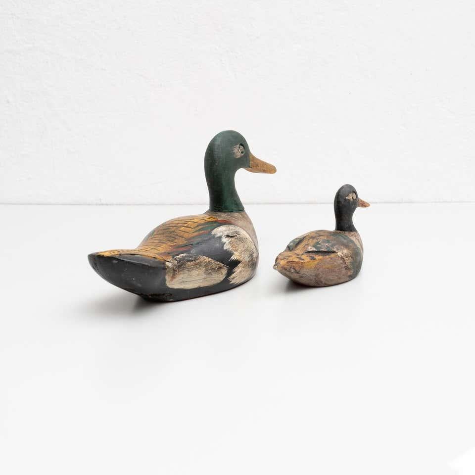 Set of Two Antique Hand-Painted Wooden Duck Figures, circa 1950 In Good Condition For Sale In Barcelona, Barcelona
