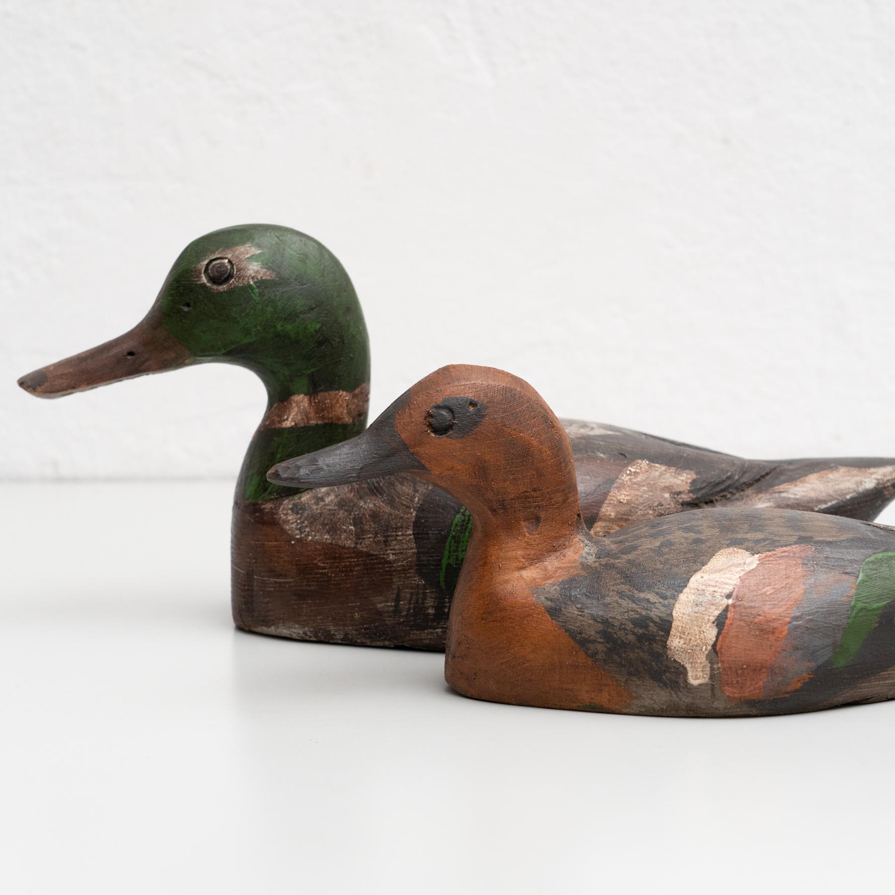 Set di due figure antiche di anatre in legno dipinte a mano del 1950 circa in vendita 2