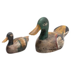 Conjunto de dos figuras antiguas de pato de madera pintadas a mano, hacia 1950
