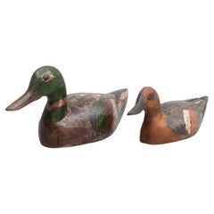 Ensemble de deux figurines anciennes de canard en bois peintes à la main, circa 1950