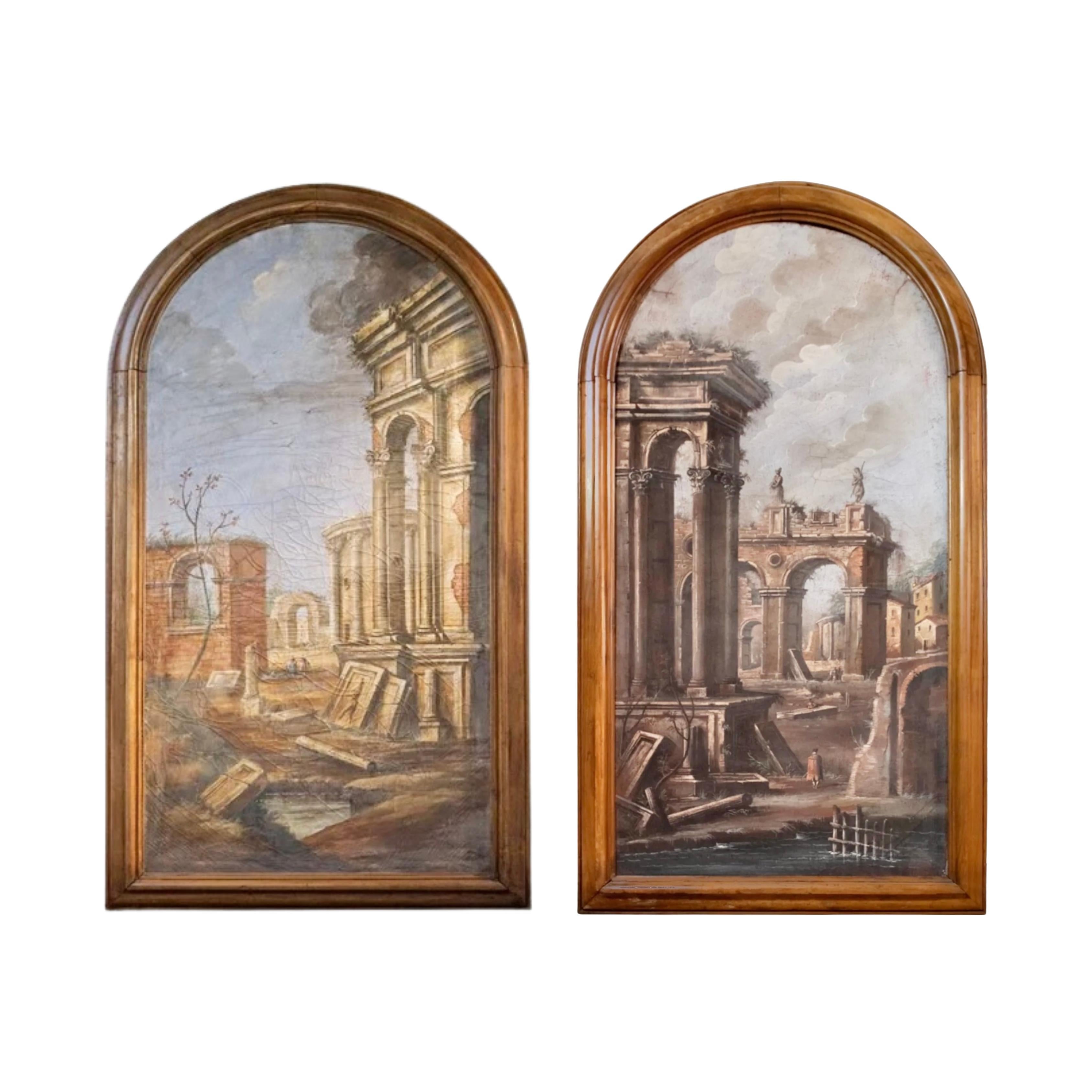 Ein Paar italienische Fresken aus dem 19. Jahrhundert, um 1880. Jedes Stück ist in einen geschwungenen Holzrahmen eingefasst, der seine architektonische Form unterstreicht. Sie stellen klassische Ruinen und Landschaften dar und fangen die Romantik
