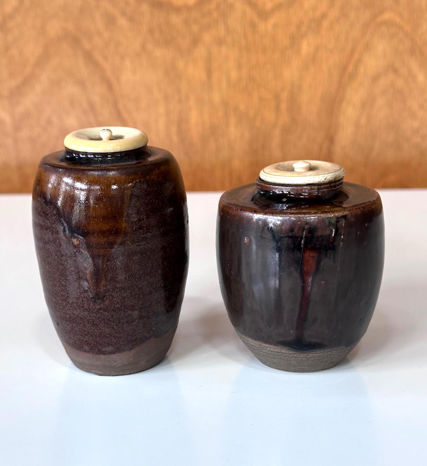 Collection de deux chaires (boîtes à thé) en céramique de type Ko-seto de la période Edo au Japon, vers le 17-18e siècle. Ce type de petite jarre était fabriqué en grès dans les anciens fours de Seto, dans la préfecture de Gifu. Sa forme spécifique