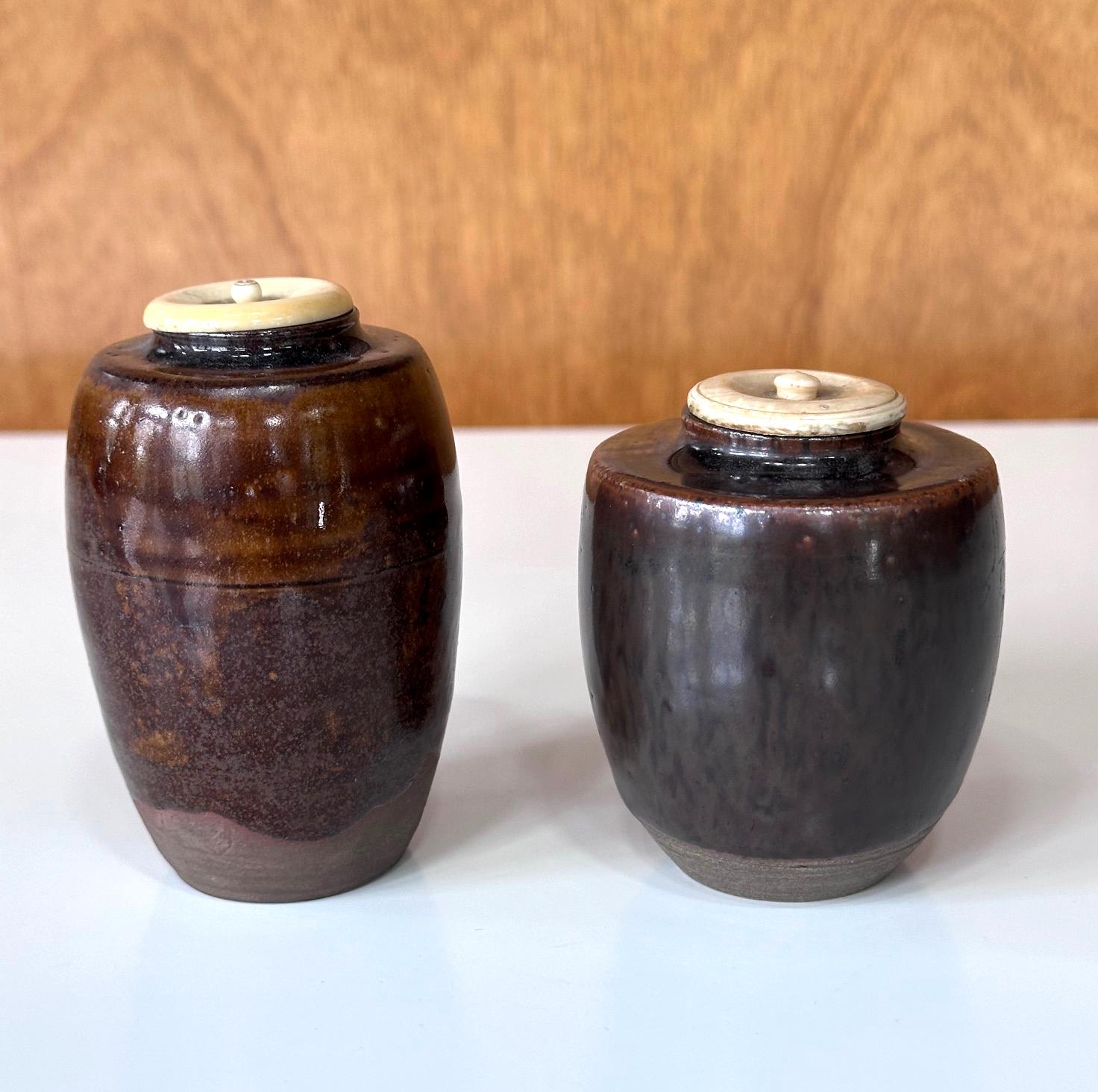 Edo Ensemble de deux chaises anciennes en céramique japonaise Ko-Seto en vente