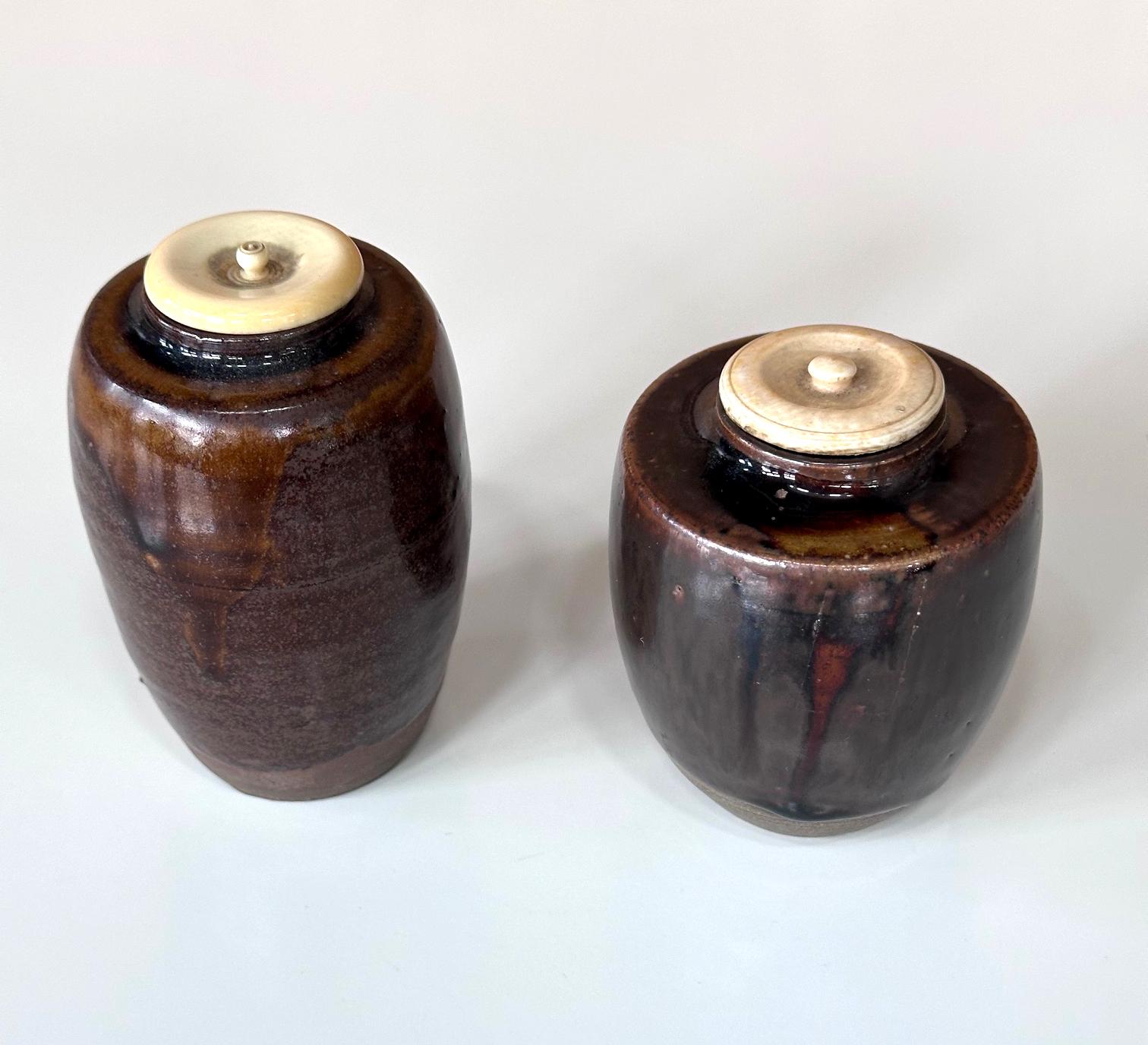 Japonais Ensemble de deux chaises anciennes en céramique japonaise Ko-Seto en vente