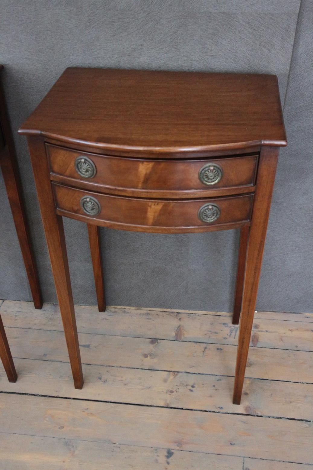 Beautiful set of antique mahogany bedside tables with 2 drawers per cabinet. In very good condition.
Origin: England
Period: circa 1900-1920
Size: Bro. 45cm, D 35cm, H 73cm.