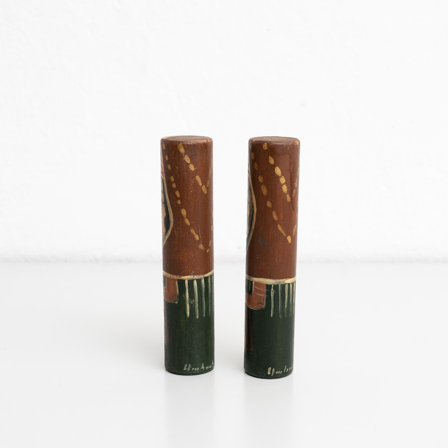 Set of Two Antique Middle East Hand-Painted Wooden Stick Figures, circa 1960 In Good Condition For Sale In Barcelona, ES