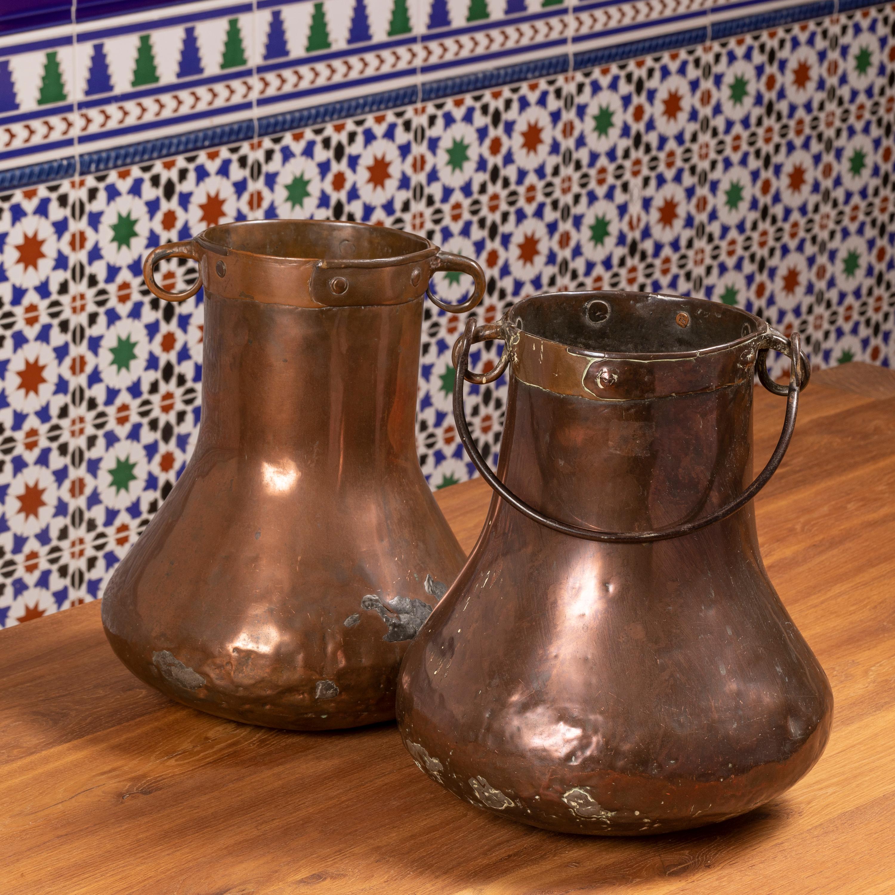 Set of Two Antique Rustic Spanish Copper Cooking Pots or Cauldrons For Sale 5