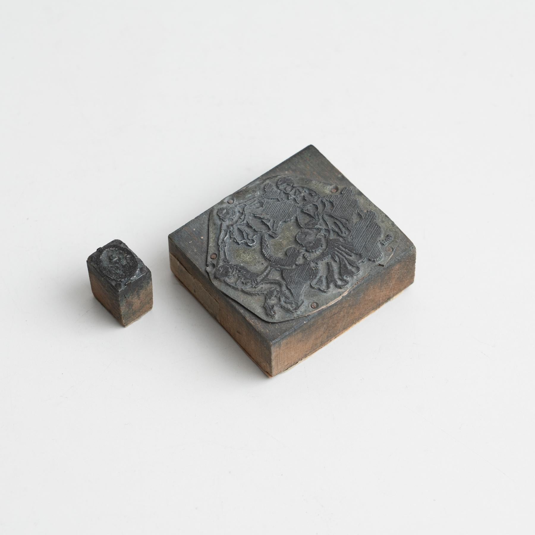 Jeu de deux tampons anciens en bois, fabriqués en Espagne par un fabricant inconnu, vers 1930.    En état d'origine, avec une usure mineure conforme à l'âge et à l'utilisation, préservant une belle patine.    Matériaux :  Le bois.   
