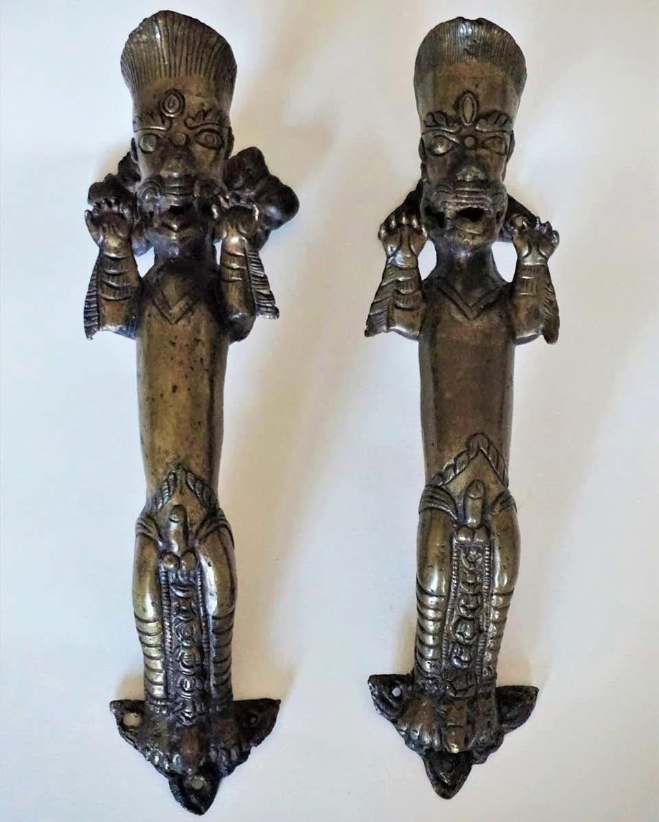 Ein seltener Satz von zwei handgefertigten schweren Bronzetürgriffen aus einem alten Tempel in Nepal, Mitte des 19. Jahrhunderts. Figürliche männliche Skulpturen, die eine Fruchtbarkeitsgottheit darstellen und an Eingangstüren als Symbol für die