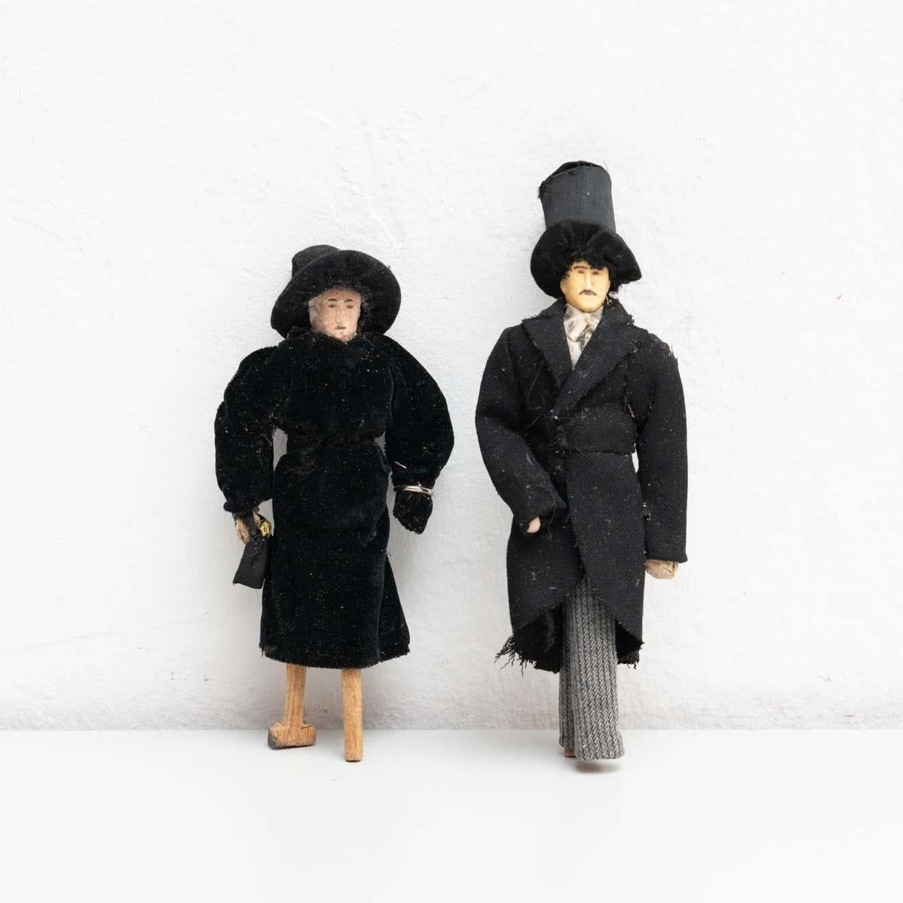 Paire de poupées anciennes du début du 20e siècle, peintes à la main, représentant un homme et une femme.     Fabriqué vers 1920 en Espagne.    En état original, avec une usure conforme à l'âge et à l'utilisation, préservant une belle patine.  Le
