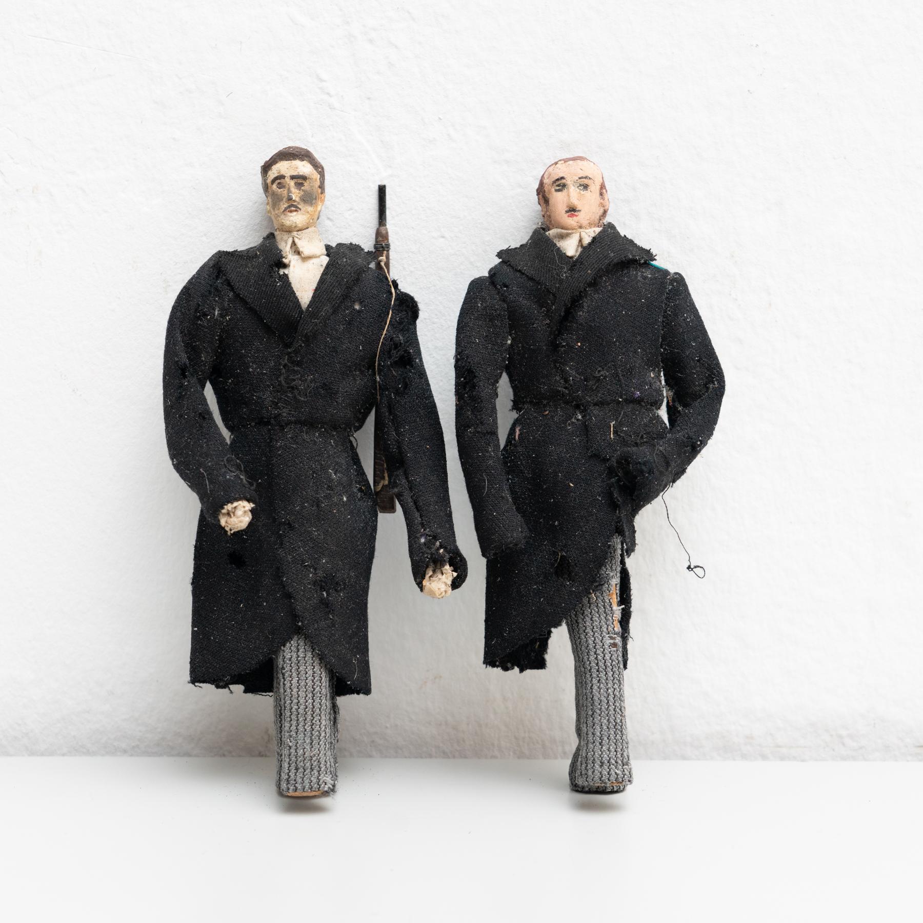 Ancienne paire de poupées de chiffon peintes à la main au début du 20e siècle représentant deux fusiliers.     Fabriqué vers 1920 en Espagne.    En état d'origine, avec une usure mineure conforme à l'âge et à l'utilisation, préservant une belle