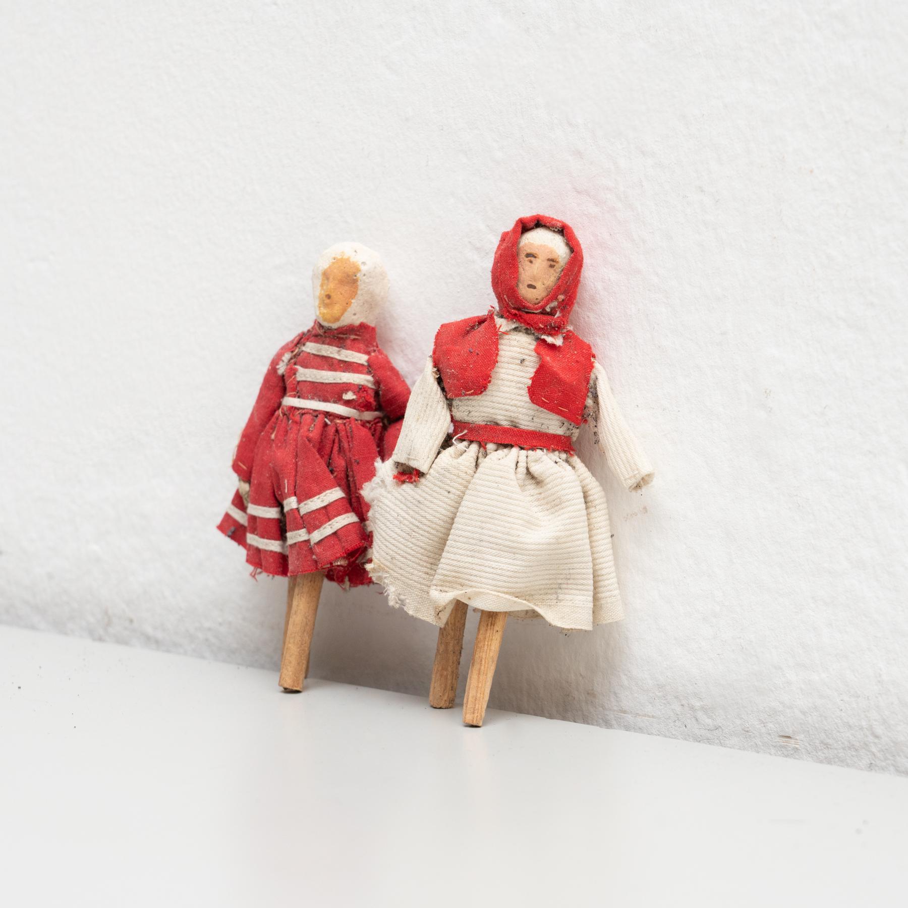Paire de poupées anciennes du début du 20e siècle, peintes à la main, représentant deux femmes.     Fabriqué vers 1920 en Espagne.    En état d'origine, avec une usure mineure conforme à l'âge et à l'utilisation, préservant une belle patine.   