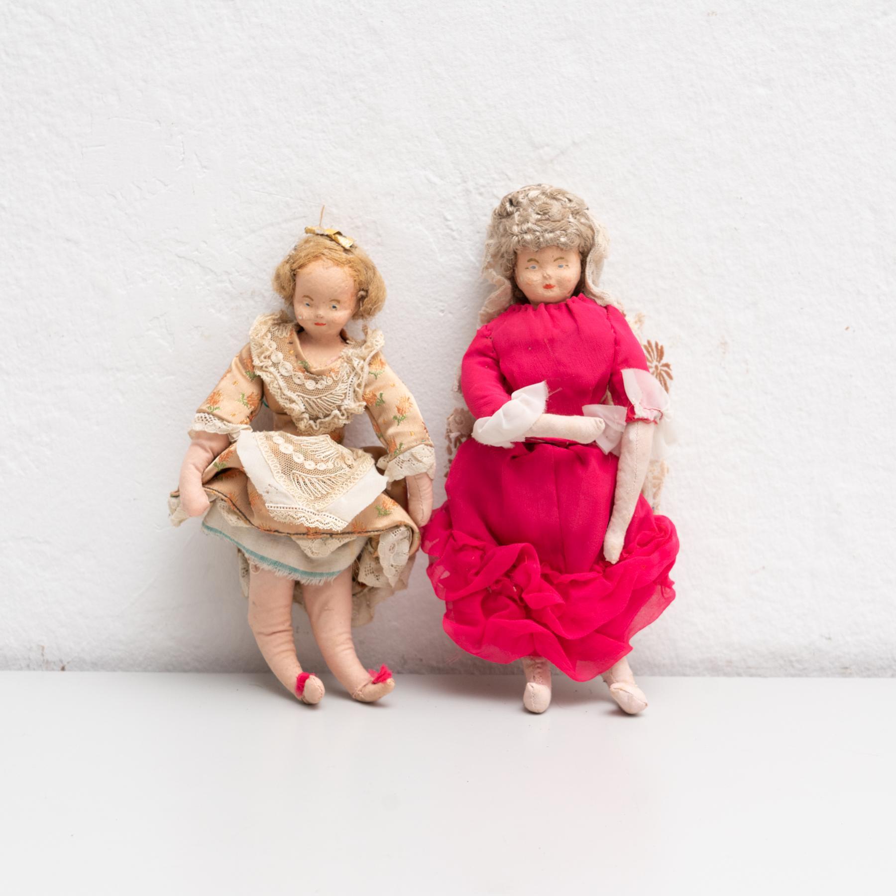 Poupée ancienne du début du 20e siècle, peinte à la main, représentant deux femmes vêtues de costumes traditionnels.     Fabriqué vers 1920 en Espagne.    En état d'origine, avec une usure mineure conforme à l'âge et à l'utilisation, préservant une