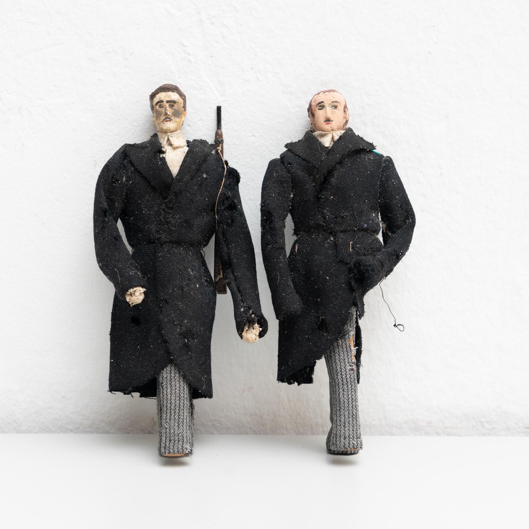 Paire de poupées de chiffon peintes à la main représentant deux fusiliers, datant du début du 20e siècle. 

Fabriqué vers 1920 en Espagne.

En état d'origine, avec une usure mineure conforme à l'âge et à l'utilisation, préservant une belle