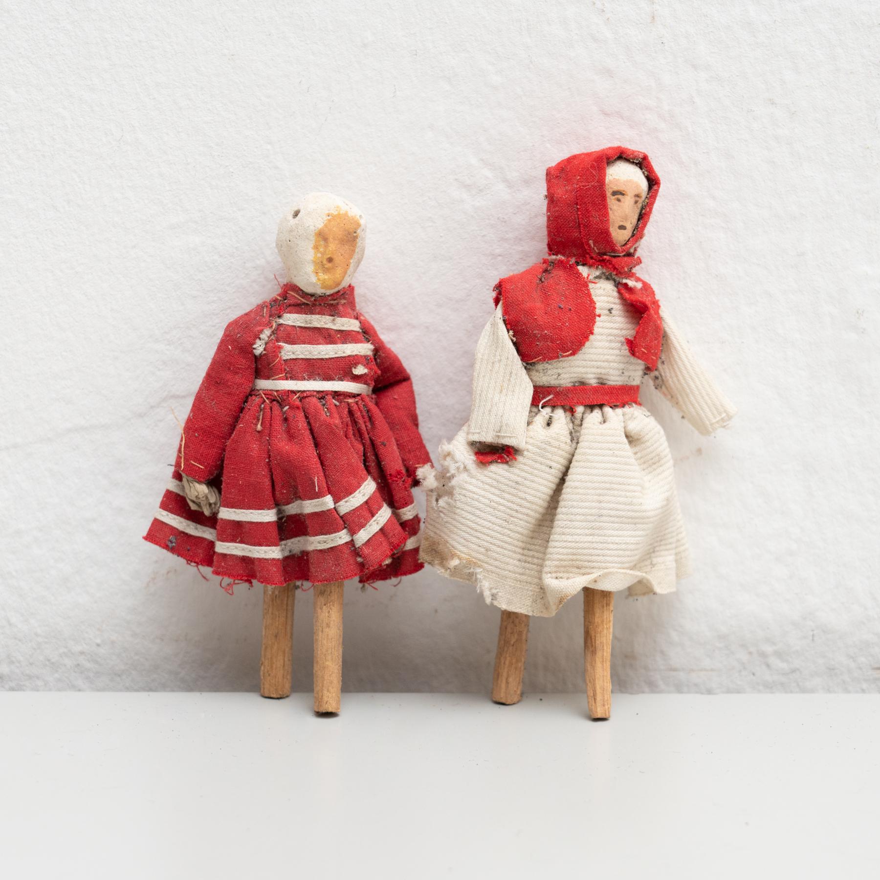 Paire de poupées de chiffon peintes à la main représentant deux femmes, datant du début du 20e siècle. 

Fabriqué vers 1920 en Espagne.

En état d'origine, avec une usure mineure conforme à l'âge et à l'utilisation, préservant une belle