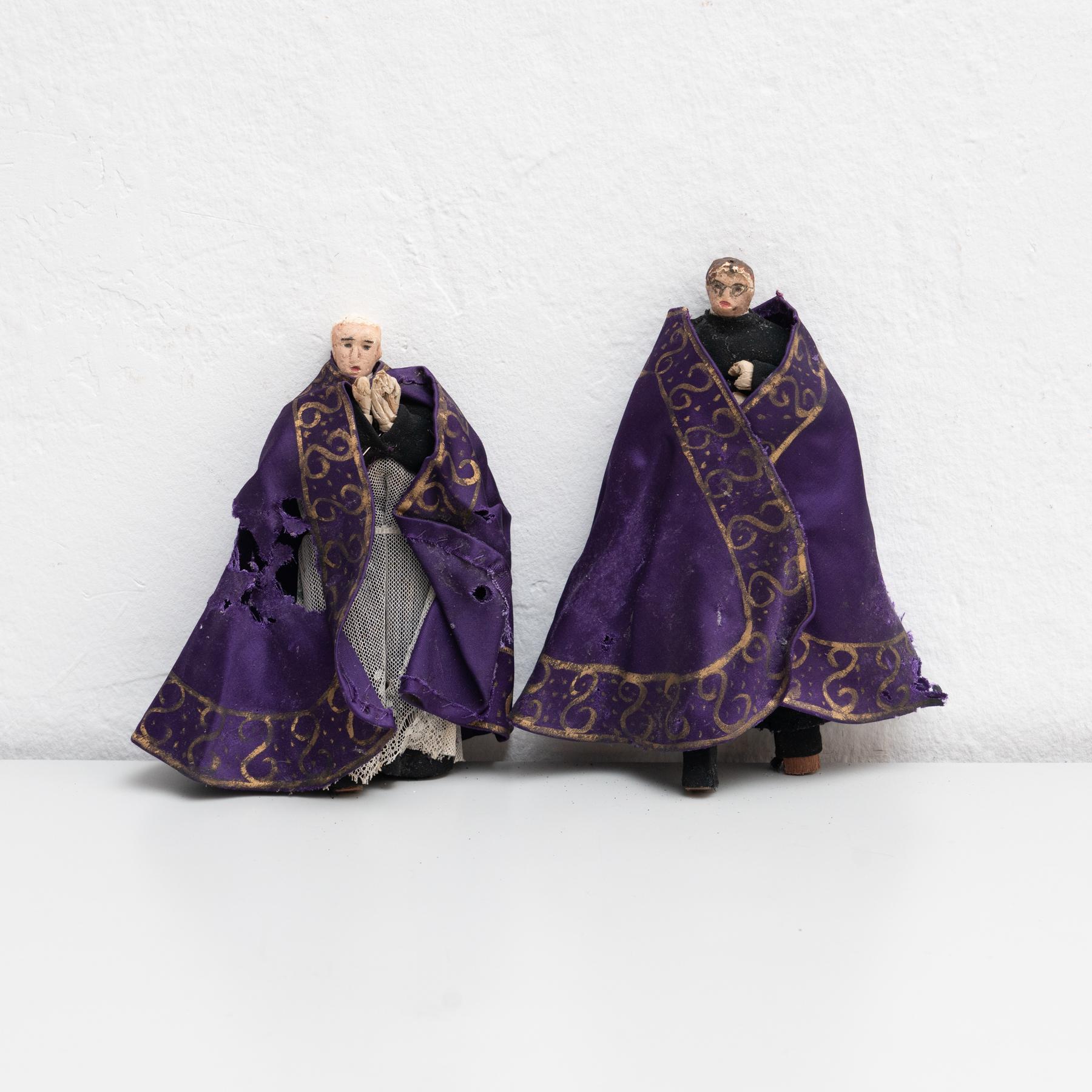 Paire de poupées de chiffon peintes à la main représentant deux prêtres de la paroisse, datant du début du 20e siècle. 

Fabriqué vers 1920 en Espagne.

En état d'origine, avec une usure mineure conforme à l'âge et à l'utilisation, préservant