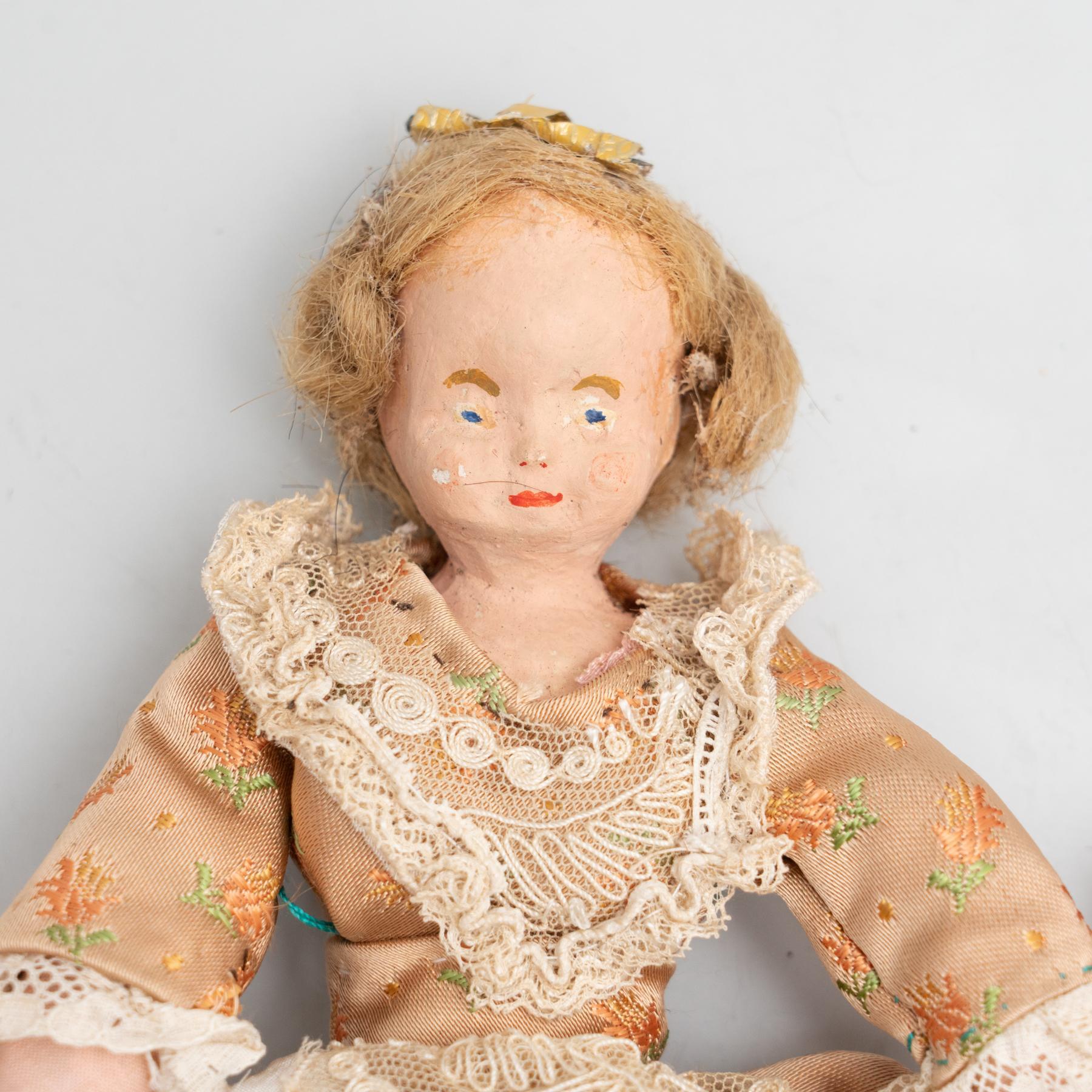 Tissu Ensemble de deux poupées de chiffon espagnoles traditionnelles anciennes, vers 1920 en vente