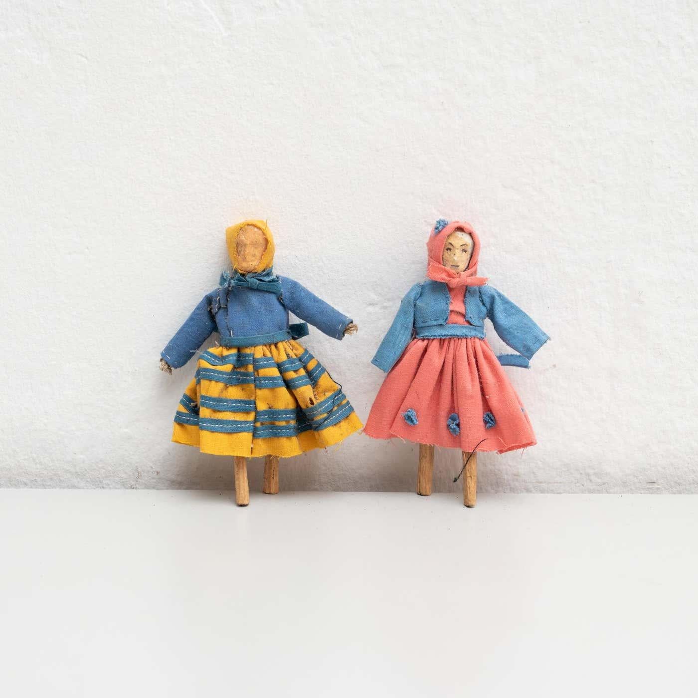 Paire de poupées anciennes du début du 20e siècle, peintes à la main, représentant deux femmes. 

Fabriqué vers 1930 en Espagne.

En état d'origine, avec une usure mineure conforme à l'âge et à l'utilisation, préservant une belle patine.

Matériaux