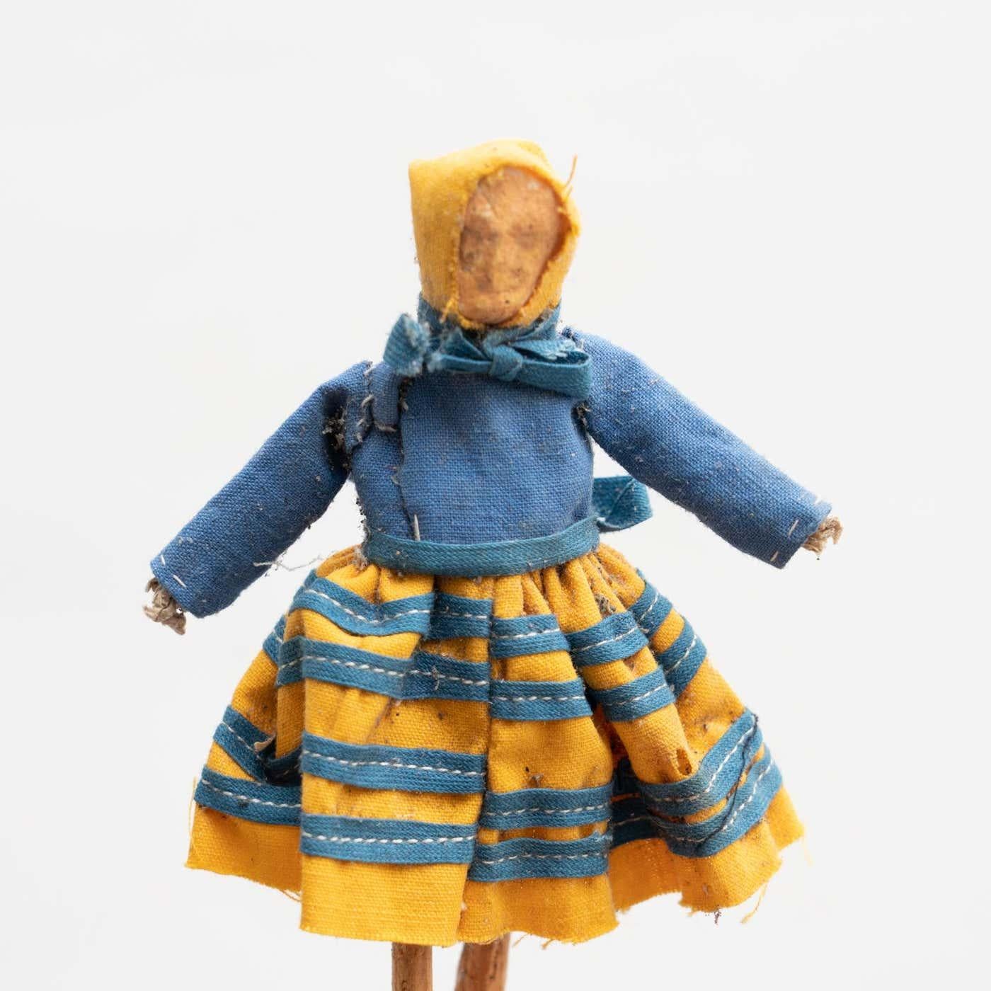 Milieu du XXe siècle Ensemble de deux poupées de chiffon espagnoles traditionnelles anciennes, vers 1930 en vente