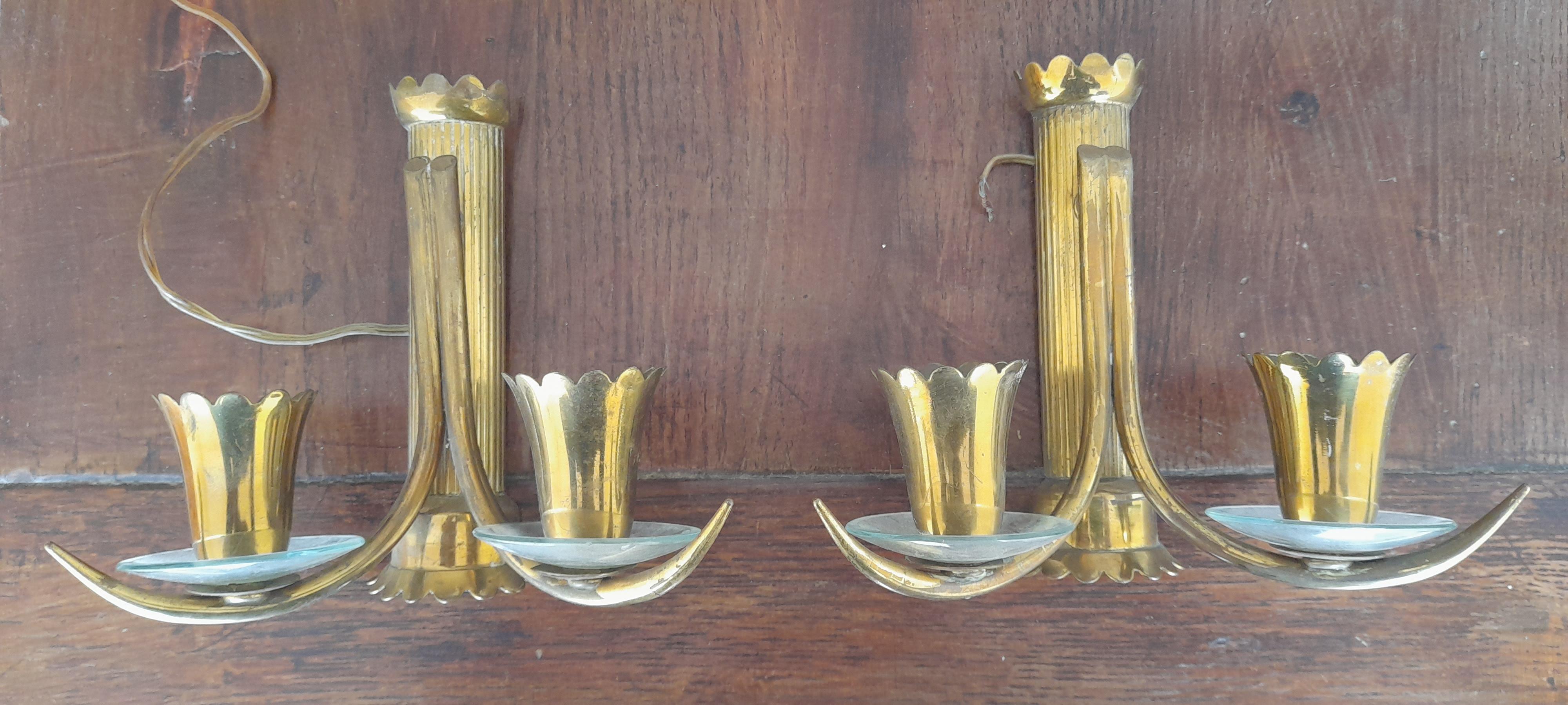 Italian Set of two appliques in brass with curved  ground glass by Pietro Chiesa For Sale