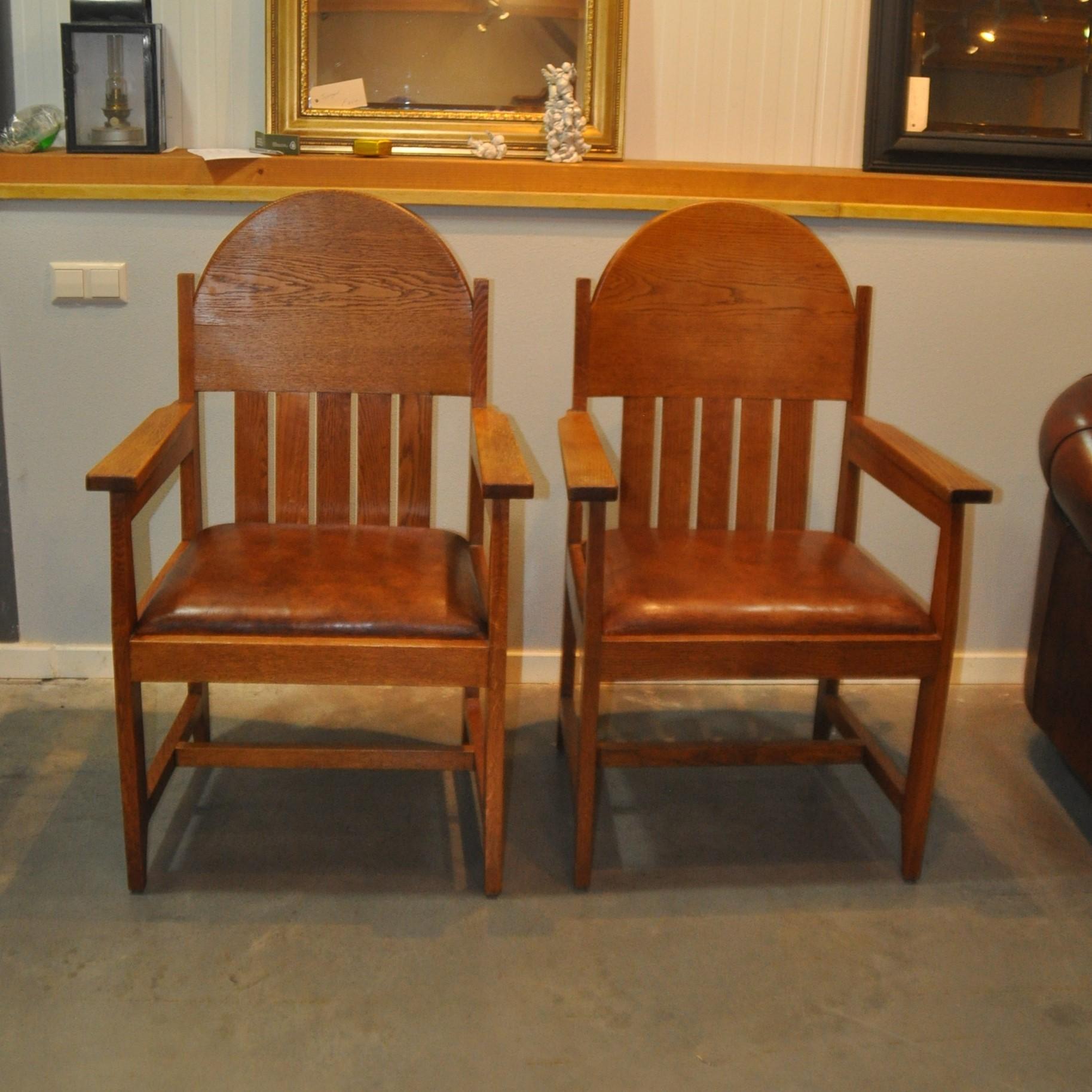 Ensemble de fauteuils du designer de meubles Hendrik Wouda. Les sièges sont retapissés en cuir de mouton.
Wouda a conçu ces chaises et elles ont été produites par Pander & Zn. aux Pays-Bas entre 1930 et 1933. Ces chaises font également partie de la