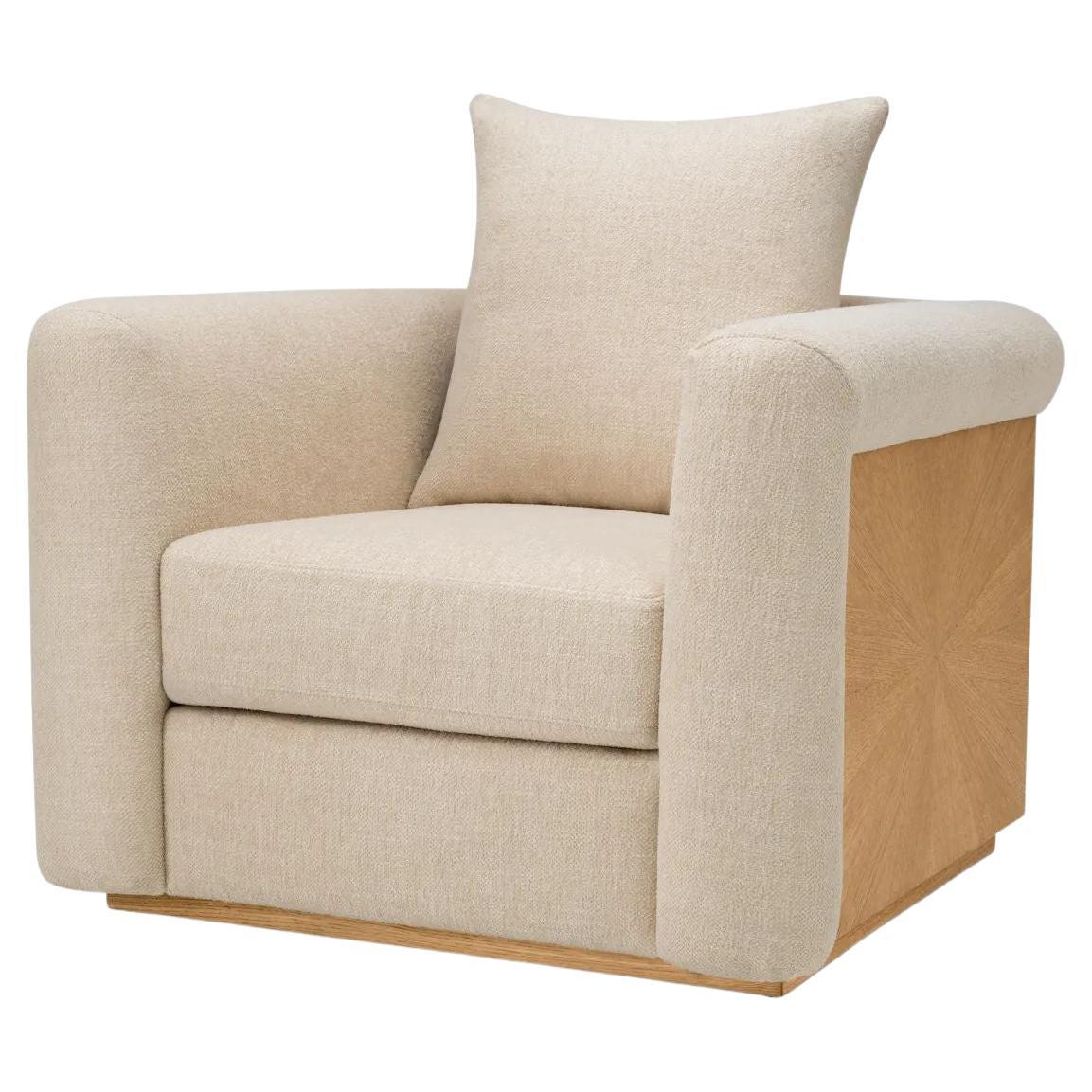 Dieses Sesselpaar aus natürlichem Eichenfurnier und dem Stoff Renato Ecru verbindet zeitlose Handwerkskunst mit modernem Komfort. Seine großzügigen Proportionen und seine geschwungene Silhouette verleihen ihm eine einladende, elegante Präsenz, die