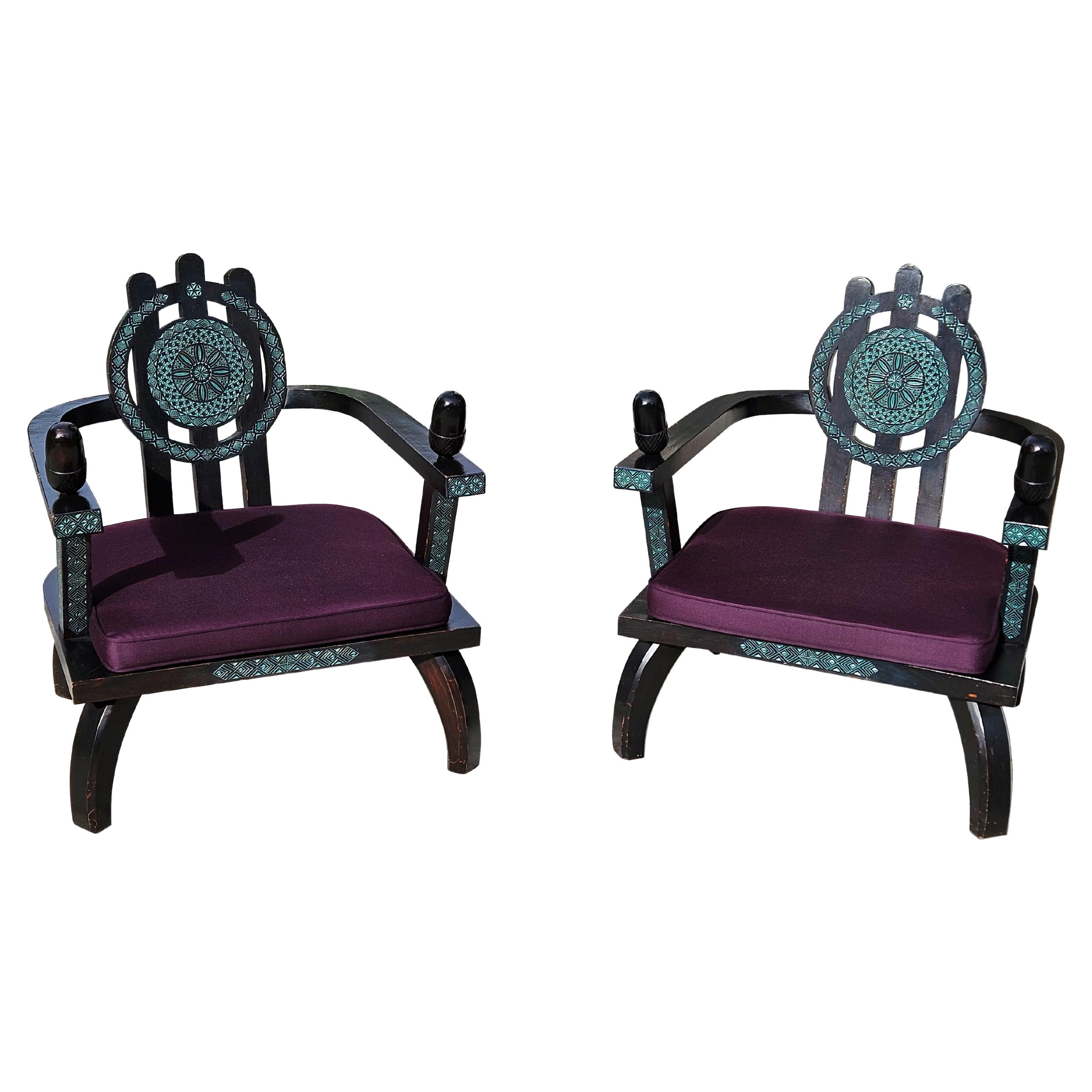 In blackened wood, with a circle-shaped backrest and three crosspieces, and an armrest bracket ending in a stylized acorn. The wood is stamped and stained green with arabesque and spiral ornamentation.
Sofa: L : 177,0 cm – l : 70,0 cm – H : 83,0 cm