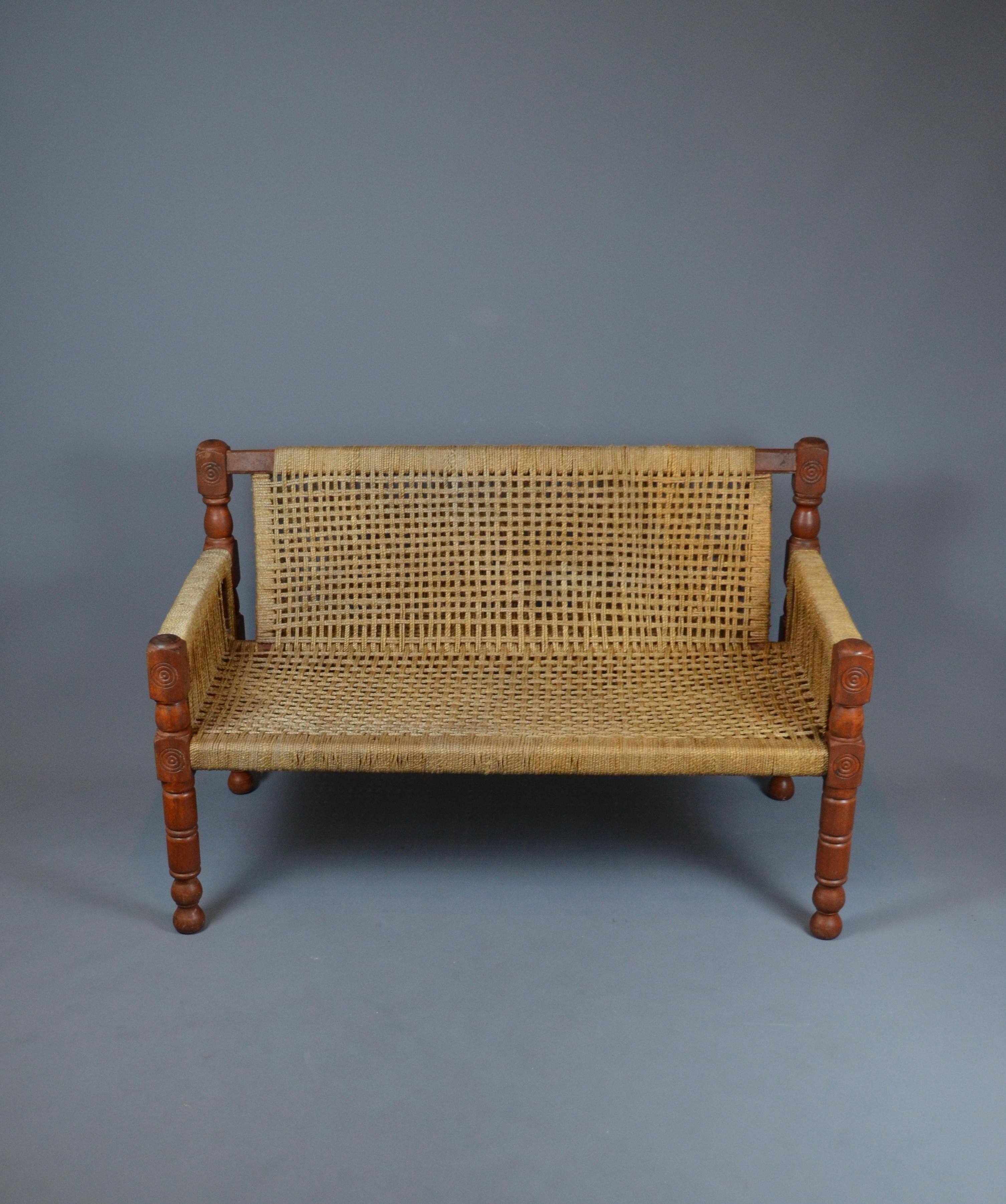 Ensemble de 2 fauteuils et d'un fauteuil à 2 places dans le style d'Audoux-Minet, France, années 1950
Cadre en chêne massif sculpté, dossier et assise en corde tressée.
Très élégant. Peut être utilisé à l'intérieur et à l'extérieur
Belle