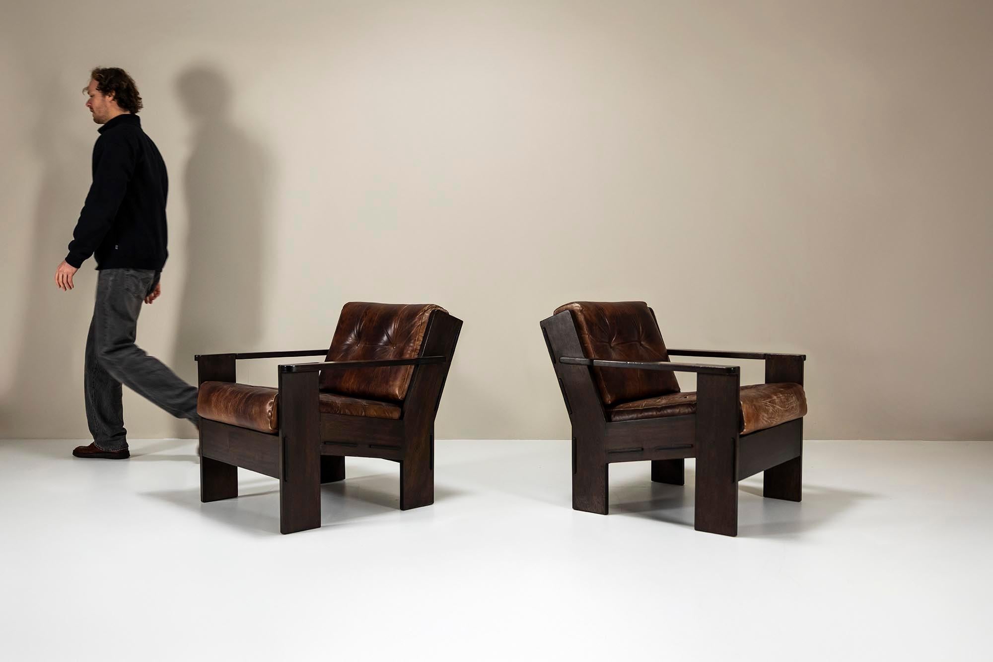 Queste squisite poltrone, realizzate dal rinomato designer italiano Giuseppe Rivadossi alla fine degli anni '60, esemplificano l'eleganza di metà secolo con un tocco artigianale. Realizzate in Rovere di Slavonia di alta qualità, le sedie mostrano la