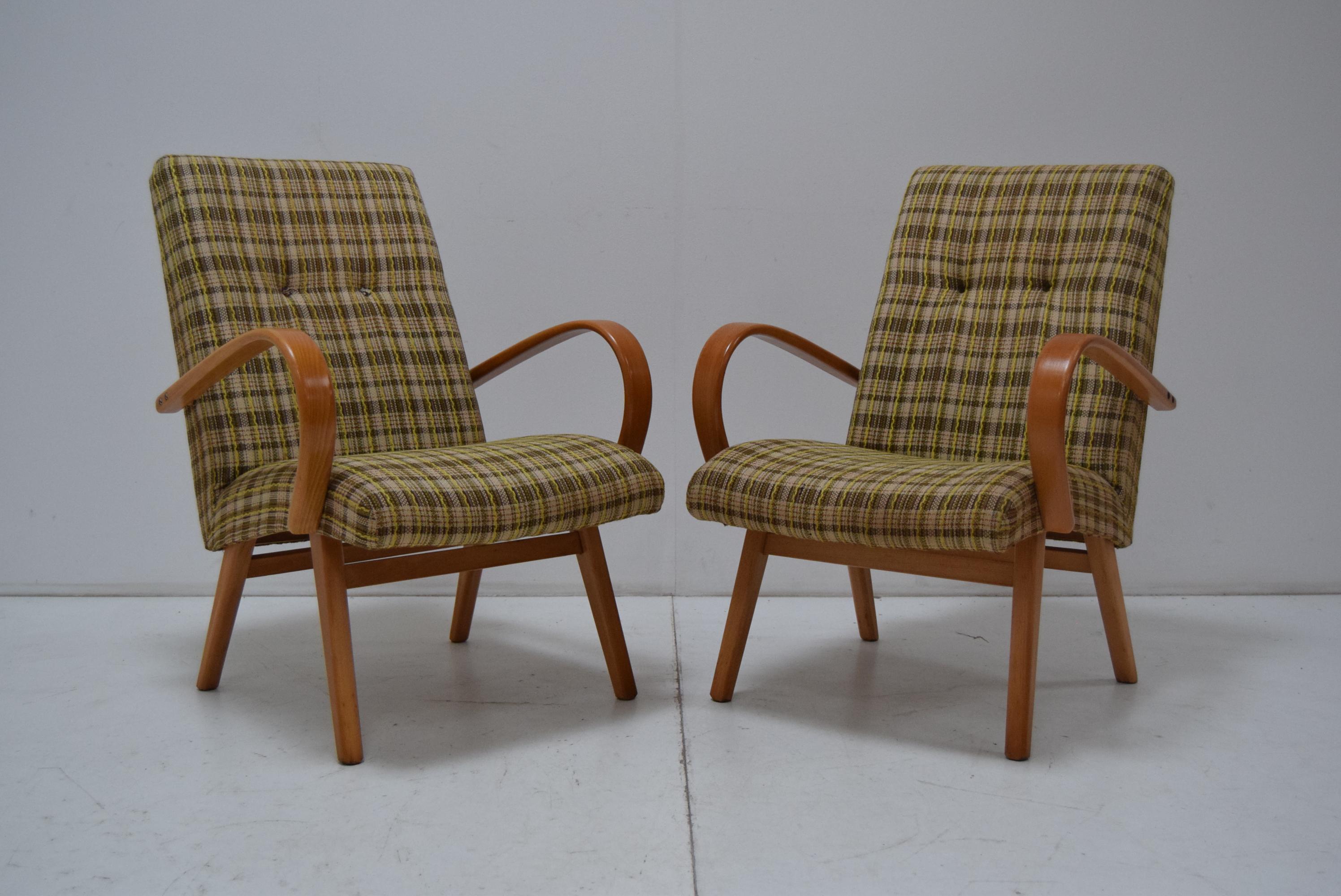 
Si tratta di una coppia di poltrone disegnate dall'architetto Jaroslav Smidek e prodotte dall'azienda TON negli anni '60. Le poltrone hanno braccioli in legno curvato e tessuto con motivo a scacchi.
Questo stile di poltrona è molto popolare e si