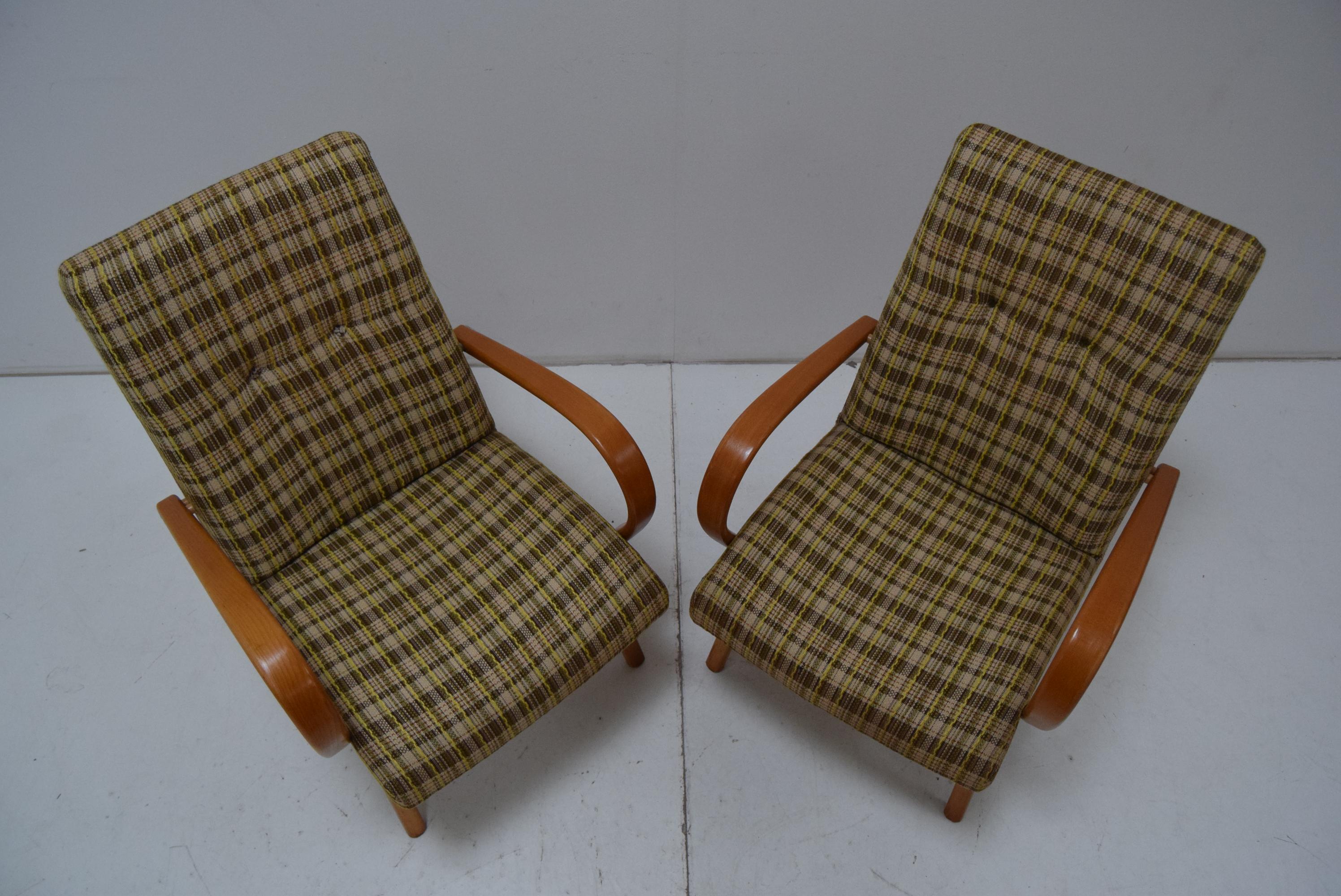 Mid-Century moderno Set di due poltrone di Jaroslav Šmídek per TON, anni '60. in vendita