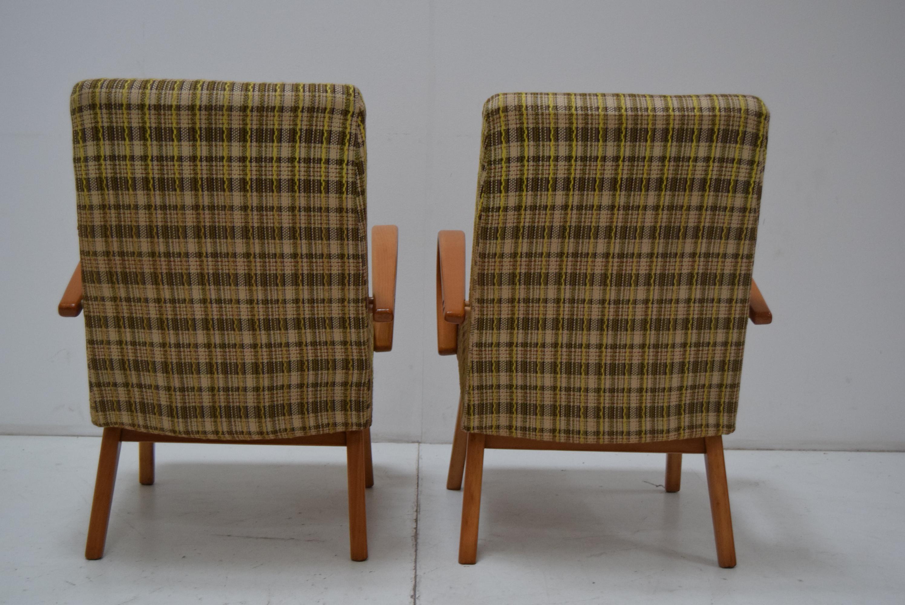 Tessuto Set di due poltrone di Jaroslav Šmídek per TON, anni '60. in vendita