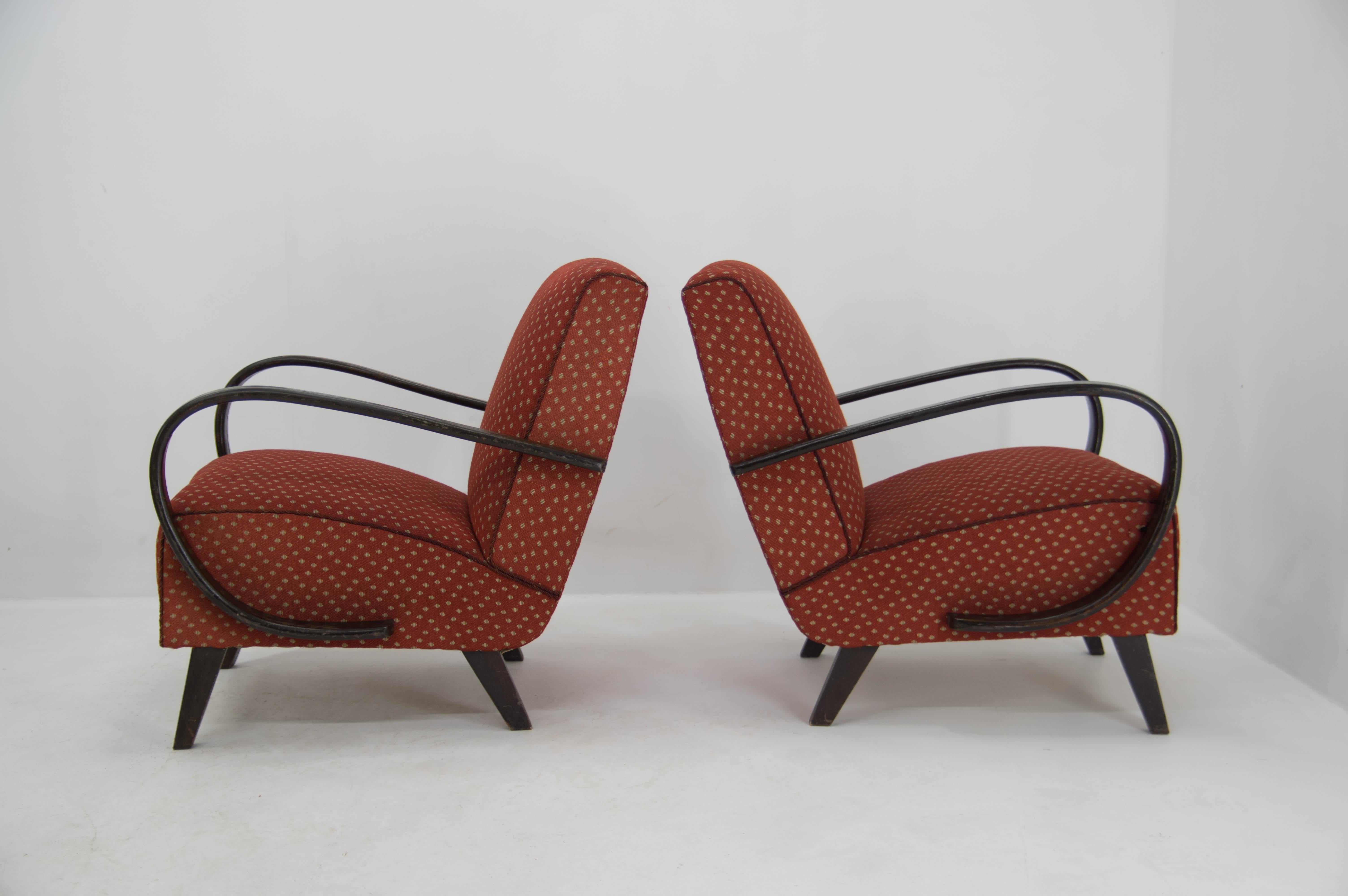 Extremely well-preserved pair of Halabala's armchairs!
Original upholstery in very good condition, only one minimal loss seen in the photo.
Inner filling in very good condition - very comfortable seating
A great choice for those who want to sit on