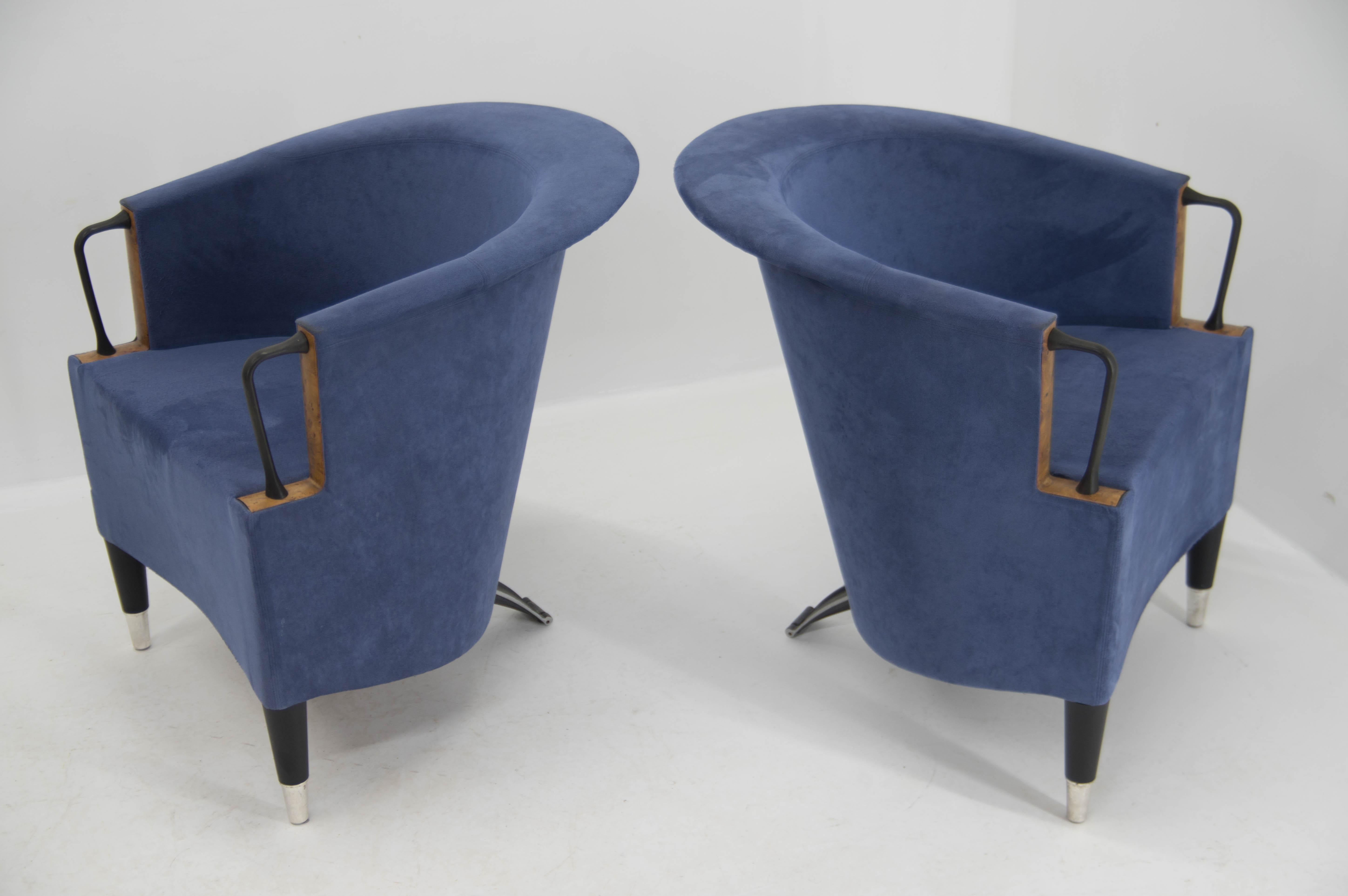 Design armchairs designed by Paolo Piva. The iron mechanism on the back leg allows easy movement of the chair on the floor. Very good original condition.