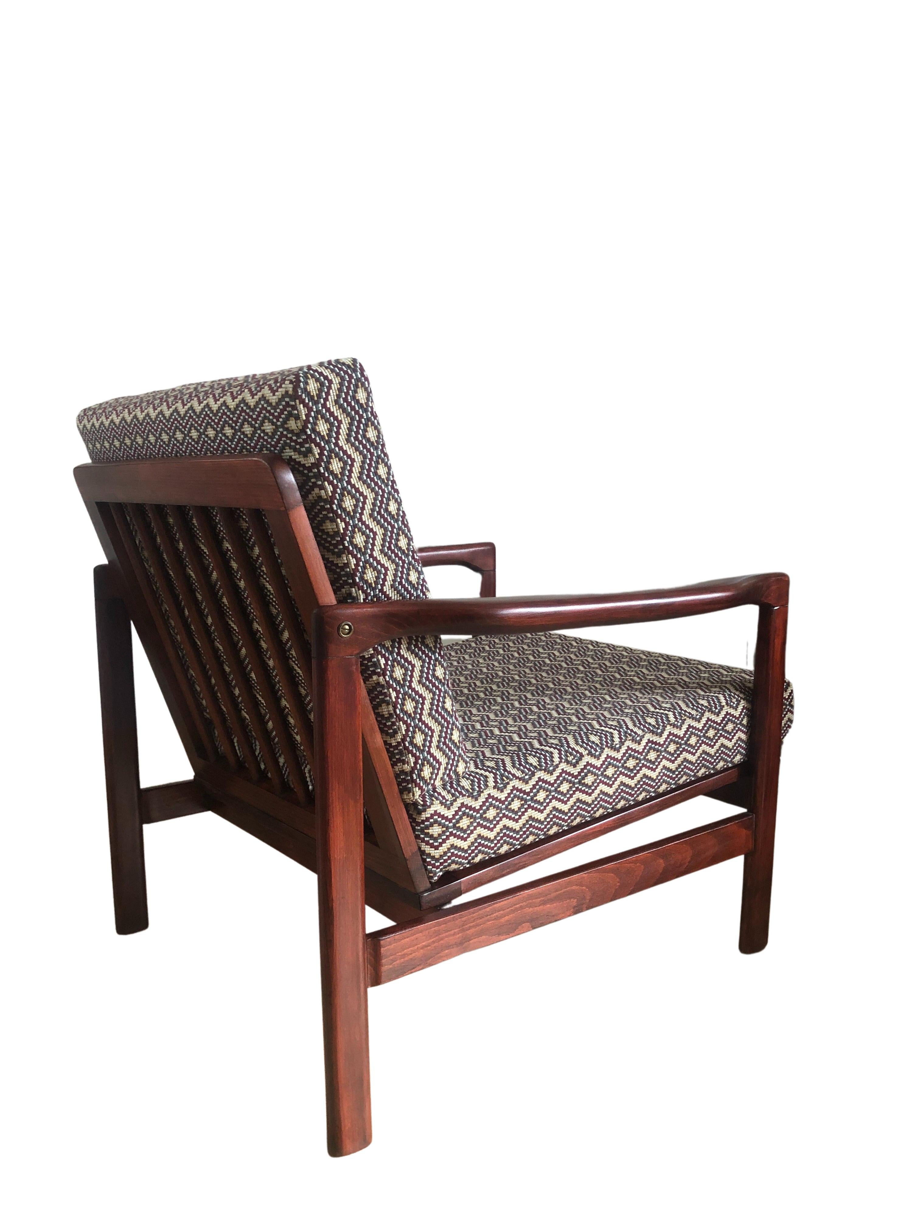 The set of two lounge chairs model B-7752, designed by Zenon Baczyk, has been manufactured by Swarzedzkie Fabryki Mebli in Poland in the 1960s. 

The structure is made of beech wood in deep brown color, finished with a semi matte varnish. 

The