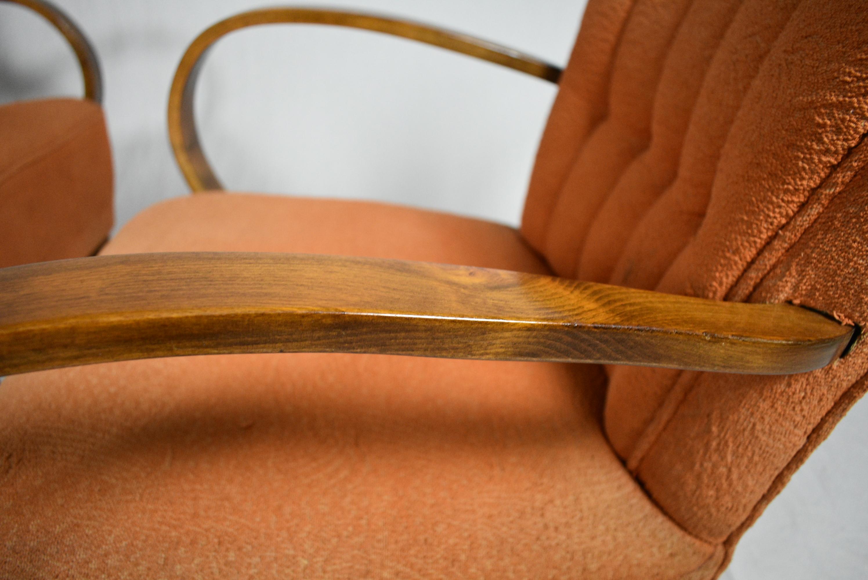 Tchèque Ensemble de deux fauteuils conçus par Jindich Halabala, modèle H-237 en vente