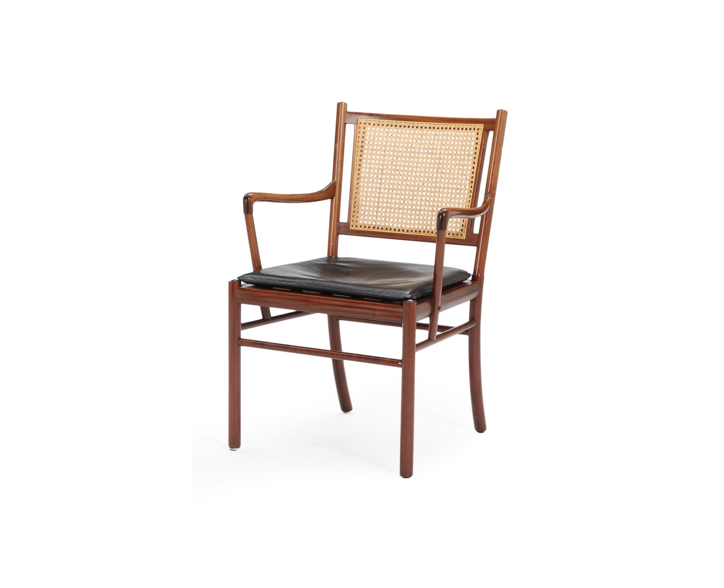 Danois Ensemble de deux fauteuils d'Ole Wanscher en acajou, rotin et cuir Danemark années 60 en vente