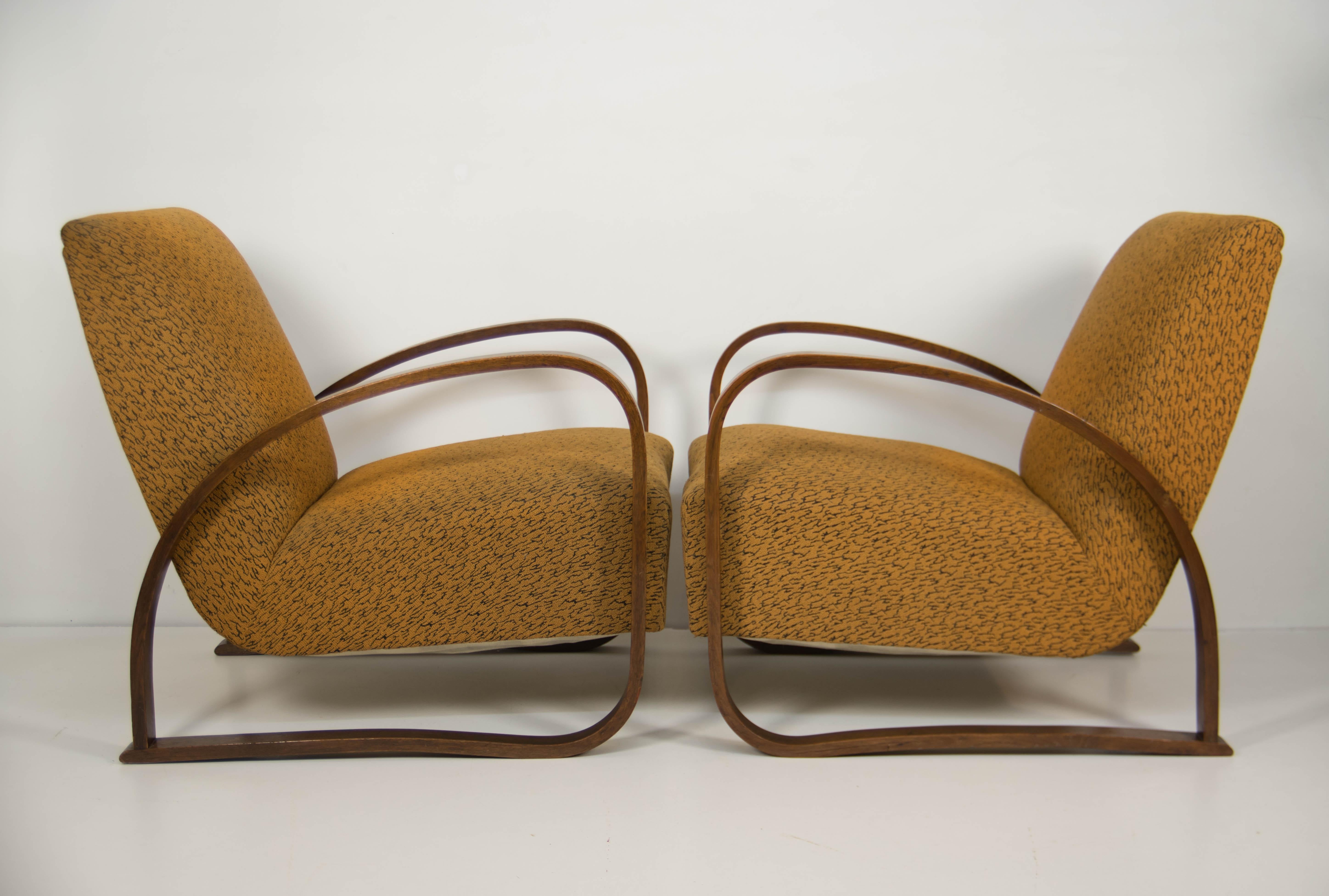 Seltener Satz der ikonischen H-70 Sessel, entworfen von dem bekannten tschechischen Modernisten Jindřich Halabala für UP Závody, Brünn, ca. 1930-1940er Jahre.
Dieses Set ist in seinem ursprünglichen und außergewöhnlich gut erhaltenen Zustand