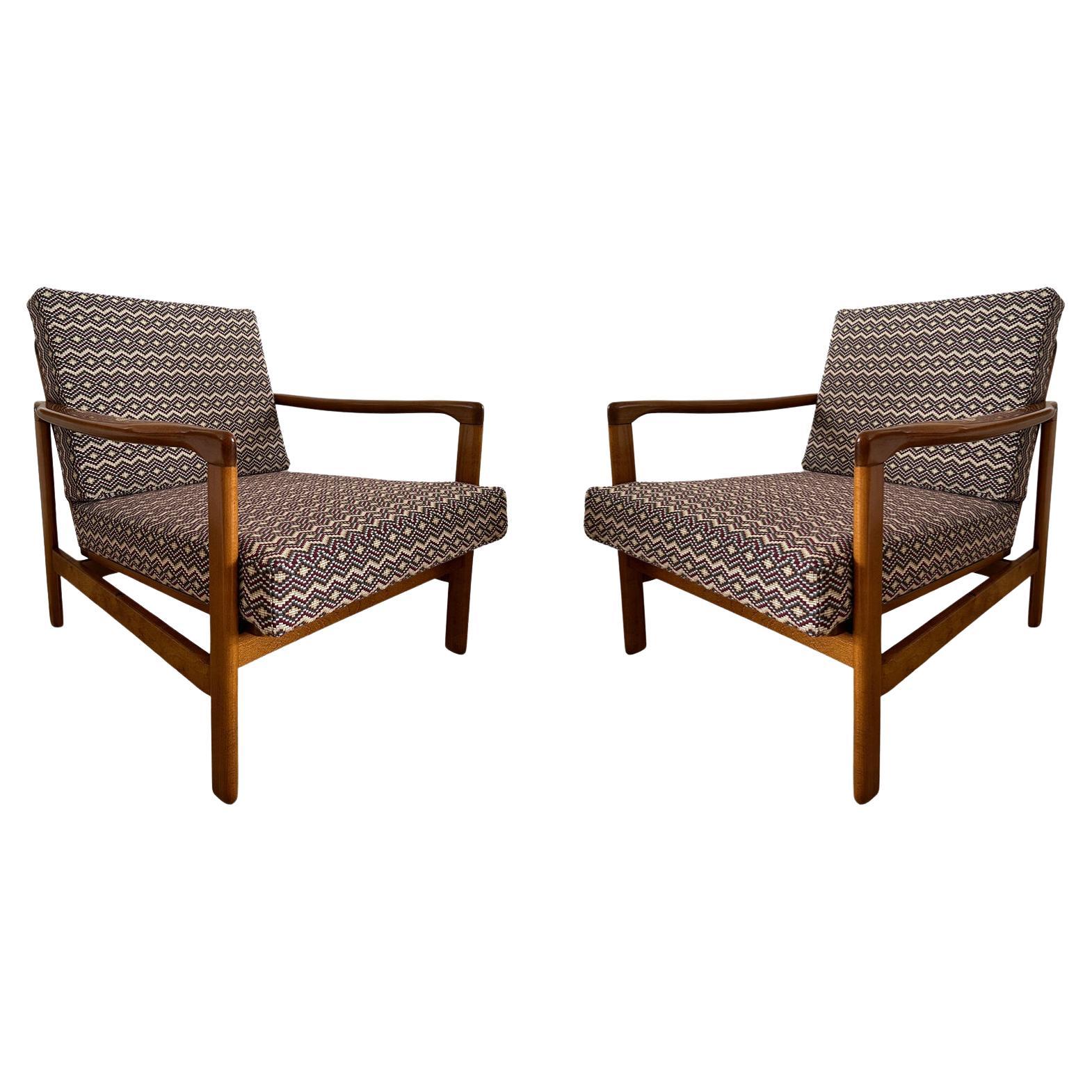 Set aus zwei Sesseln, helles Holz, Gaston Y Daniela-Polsterung, Europa, 1960er Jahre im Angebot