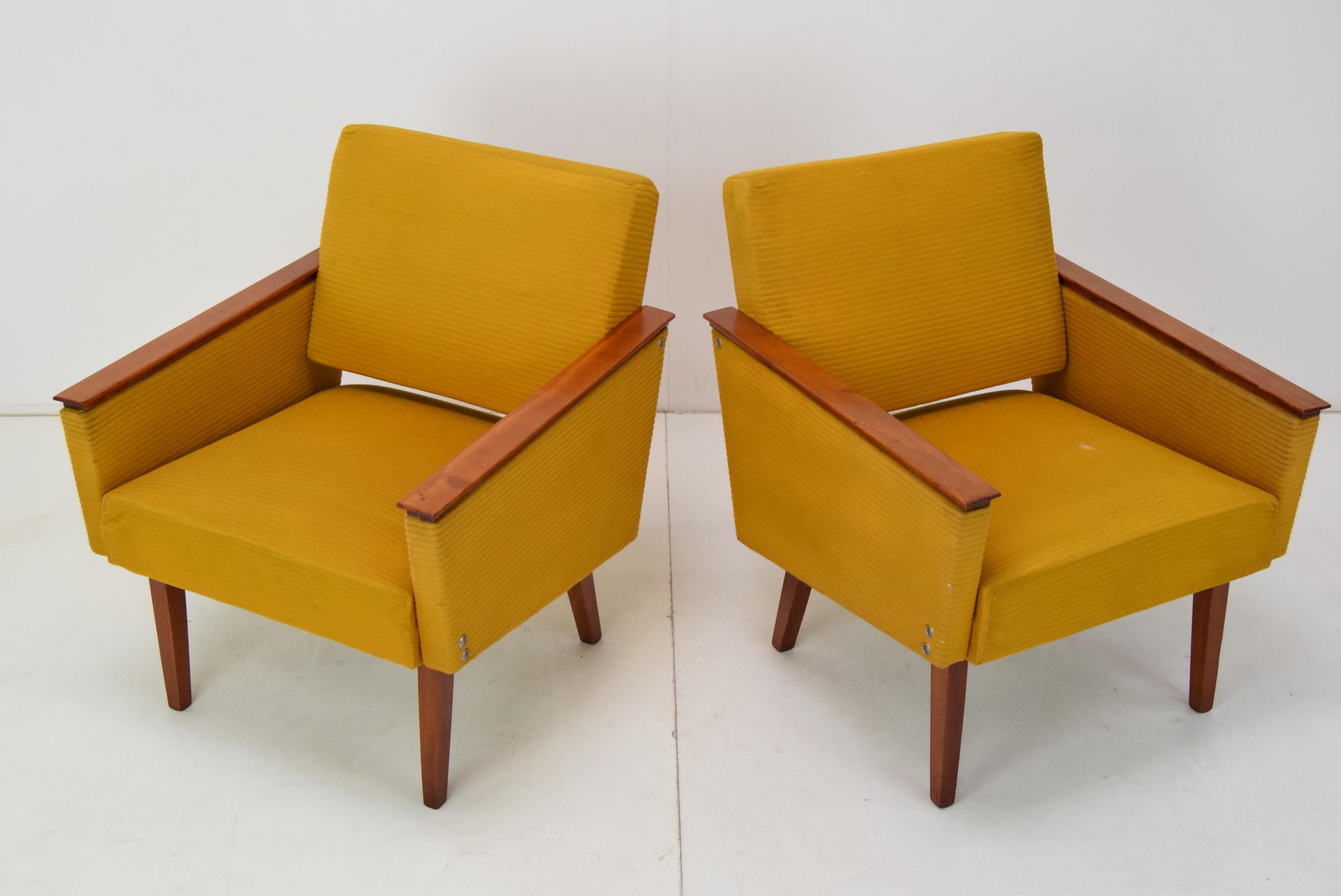 Made of Fabric,Wood
The fabric is suitable for upholstery
Original condition
Seat height 39cm
