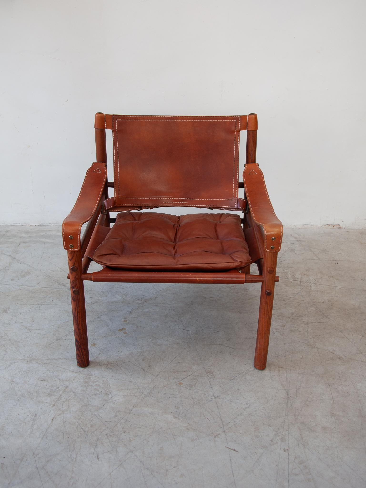 Suédois Ensemble de deux fauteuils lounge en cuir Arne Norell Sirocco en vente