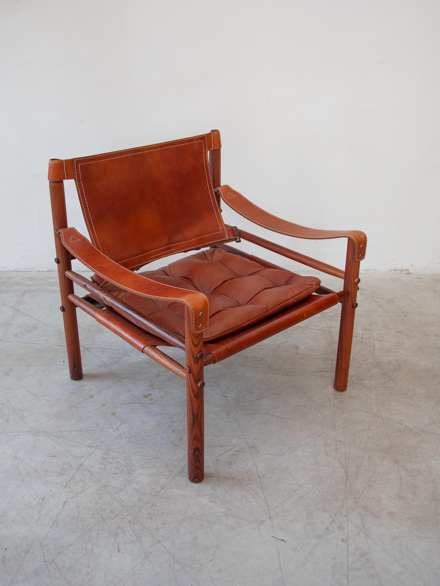 Fait main Ensemble de deux fauteuils lounge en cuir Arne Norell Sirocco en vente