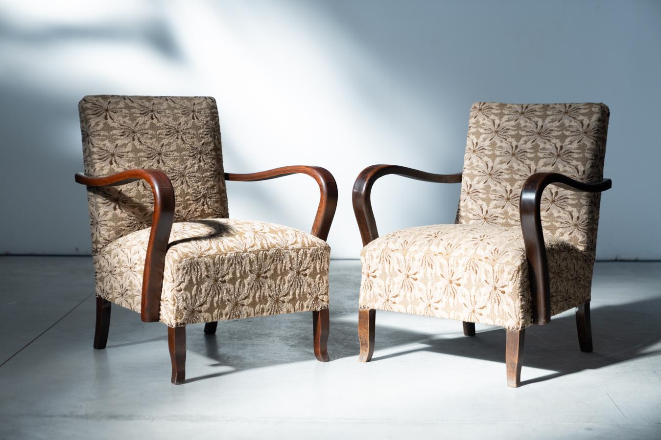 Satz von zwei Art-Deco-Sesseln - 1940er/1950er Jahre

Dieses atemberaubende Paar restaurierter Art-Deco-Sessel aus den 1940er/1950er Jahren bietet eine perfekte Mischung aus klassischem Design und modernem Komfort. Die aus massivem dunklem