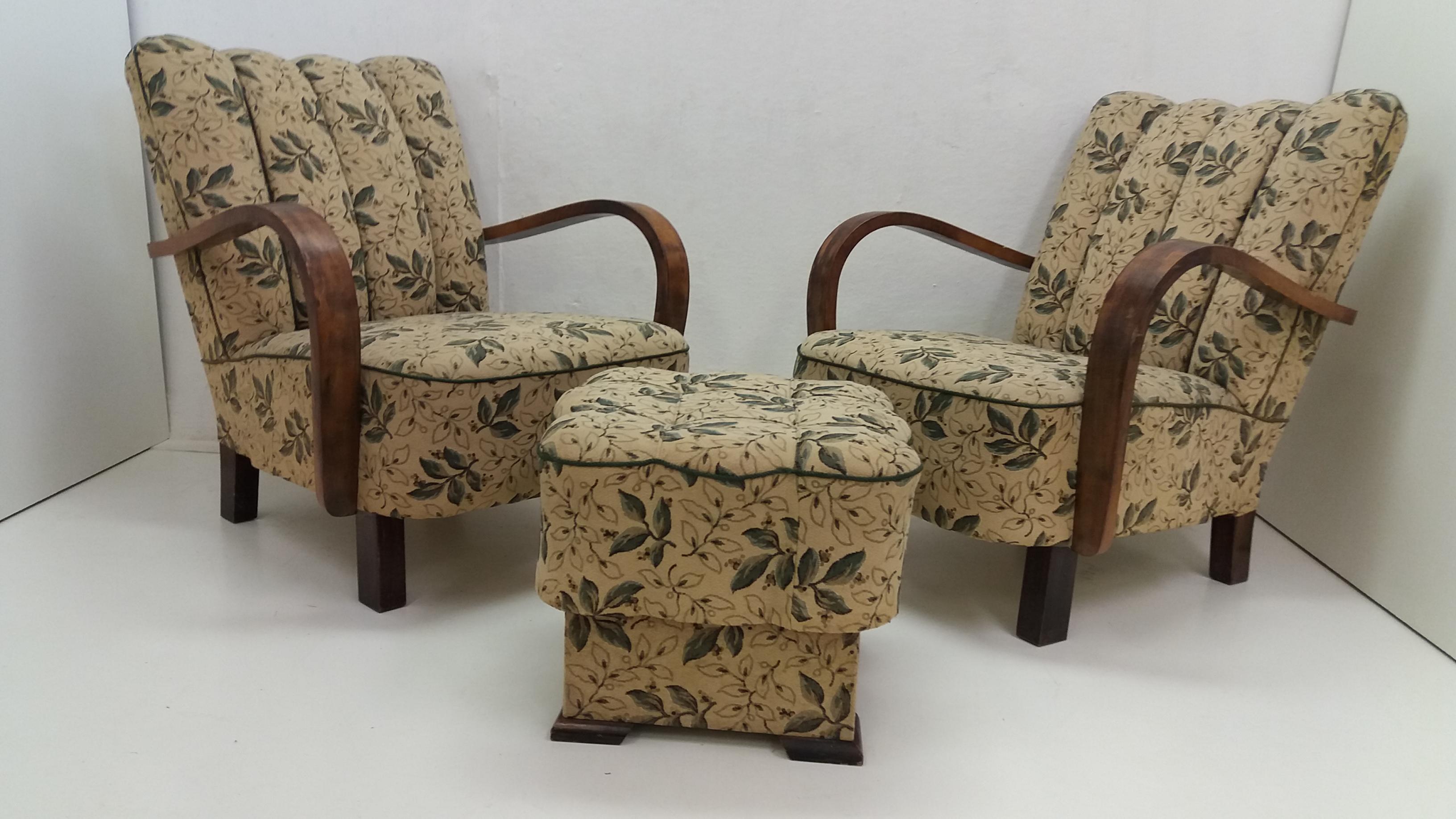 - Made in Czechoslovakia
- Made of beechwood, fabric
- Dimensions of footstool: H 38 x W 45 x D 45
- Maker: UP Závody Brno
- Designer: Jindřich Halabala
- Good, original condition.