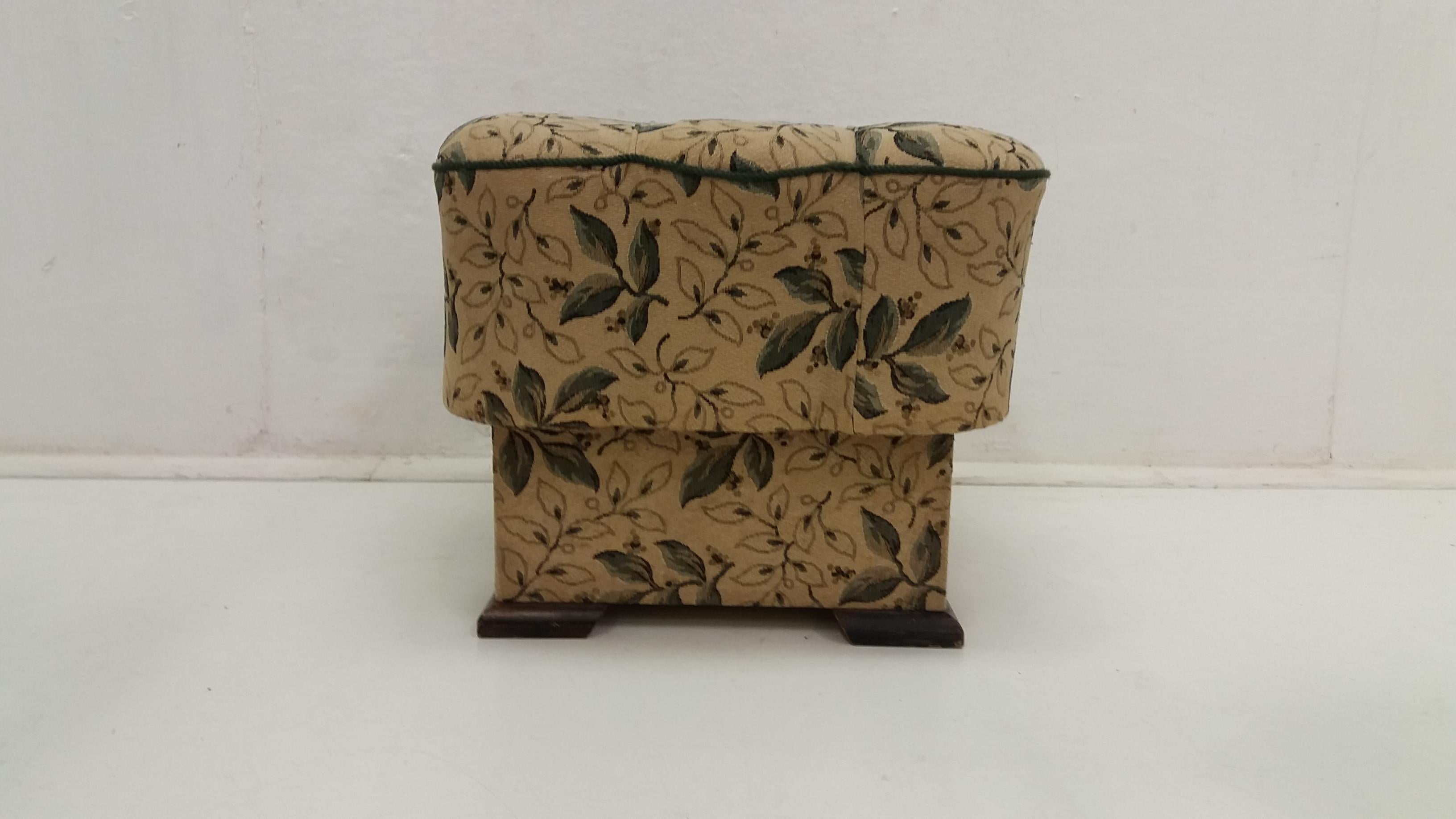 Tissu Ensemble de deux fauteuils Art Déco avec pouf:: 1935 en vente